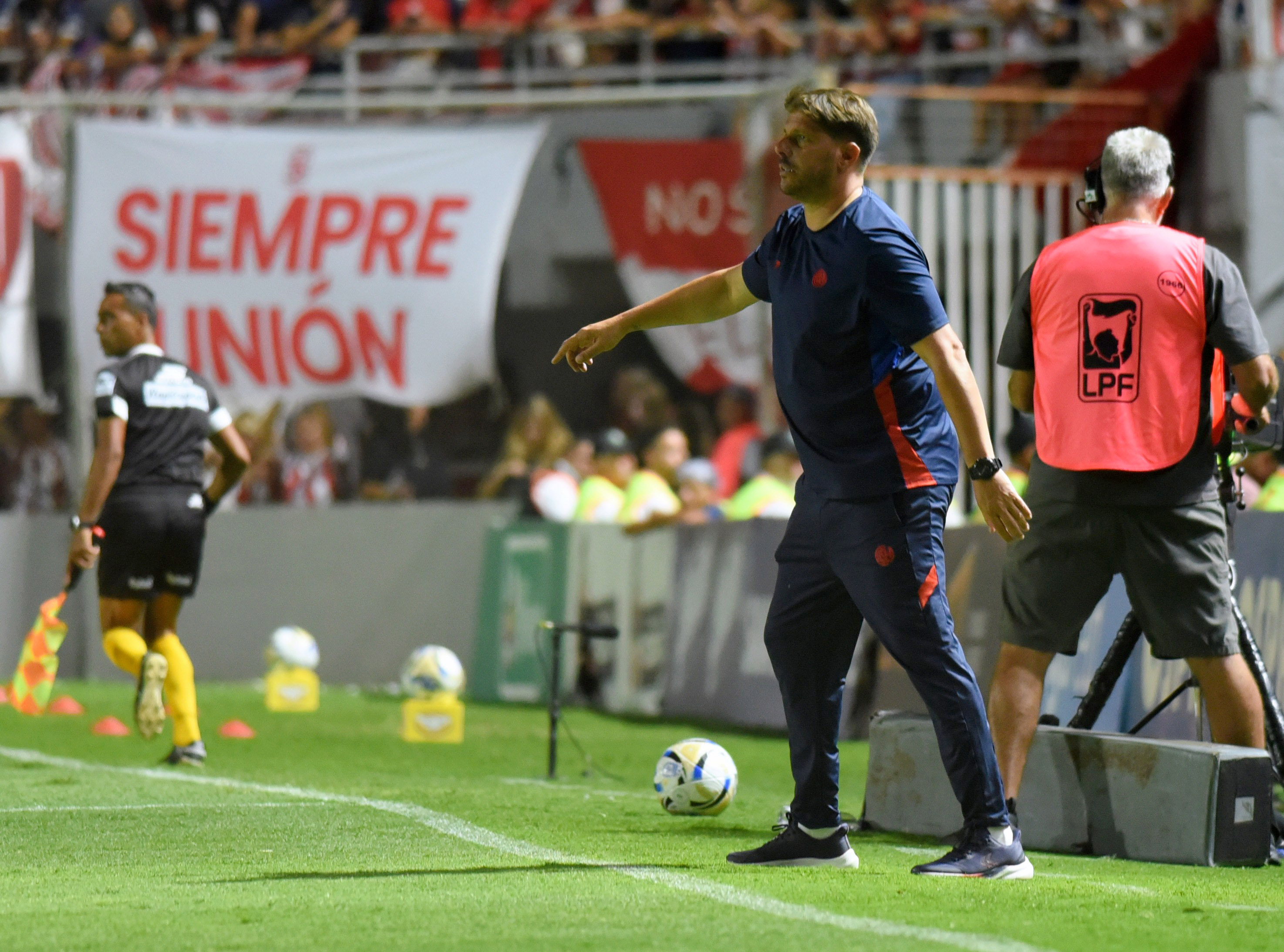 The "Tatengue" hosts the "Ciclón" at the 15 de Abril Stadium in a key Apertura Tournament clash for the Professional League Santa Fe, Argentina – February 13, 2026: The technical director of San Lorenzo de Almagro Damia...