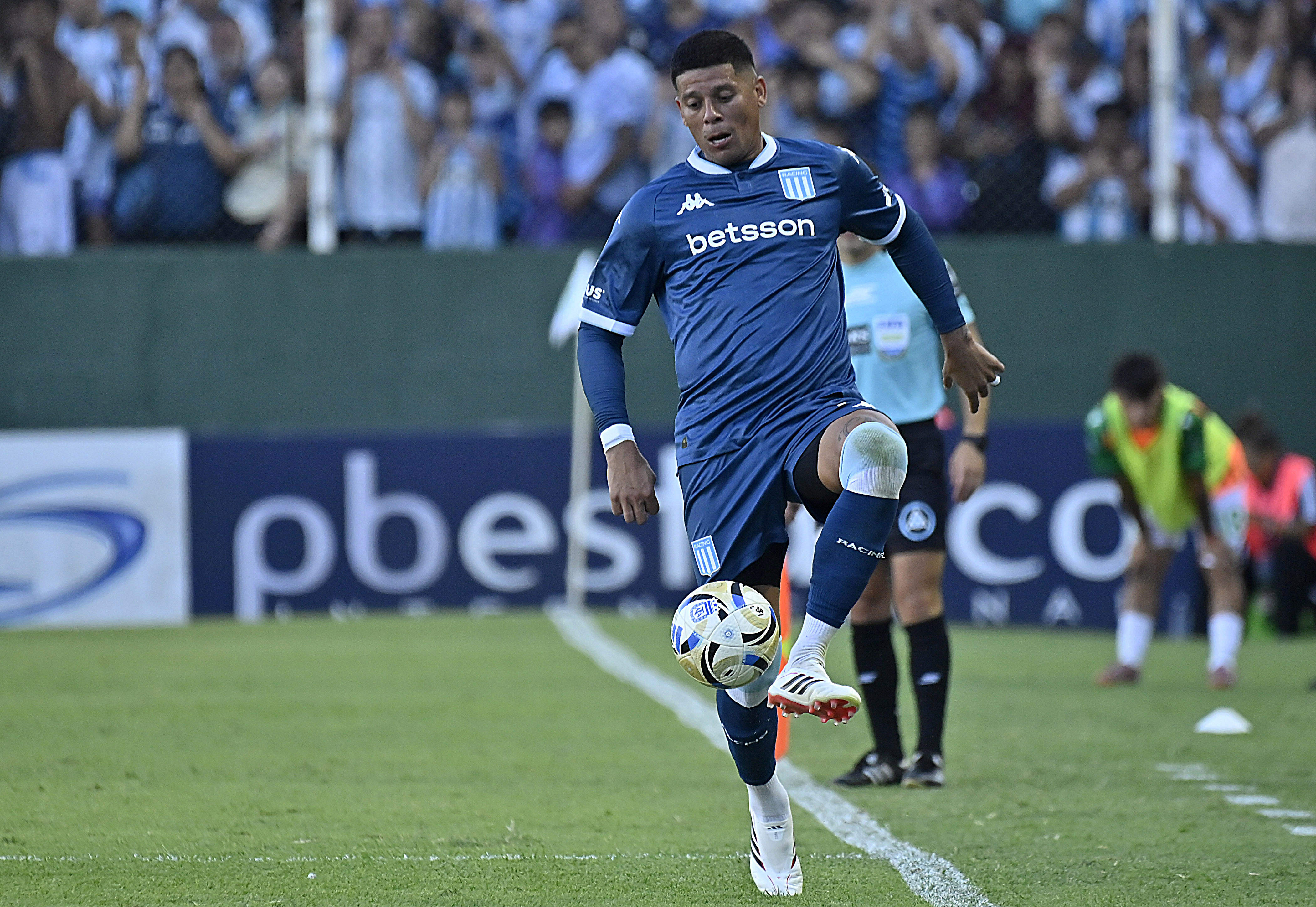 The "Academia" won 2-0 against the "Taladro" with goals from Di Cesare and "Maravilla" Martinez for round 5 of the Apertura Banfield, Argentina – February 14, 2026: Marcos Rojo of Racing Club control a ball. Racing Club...