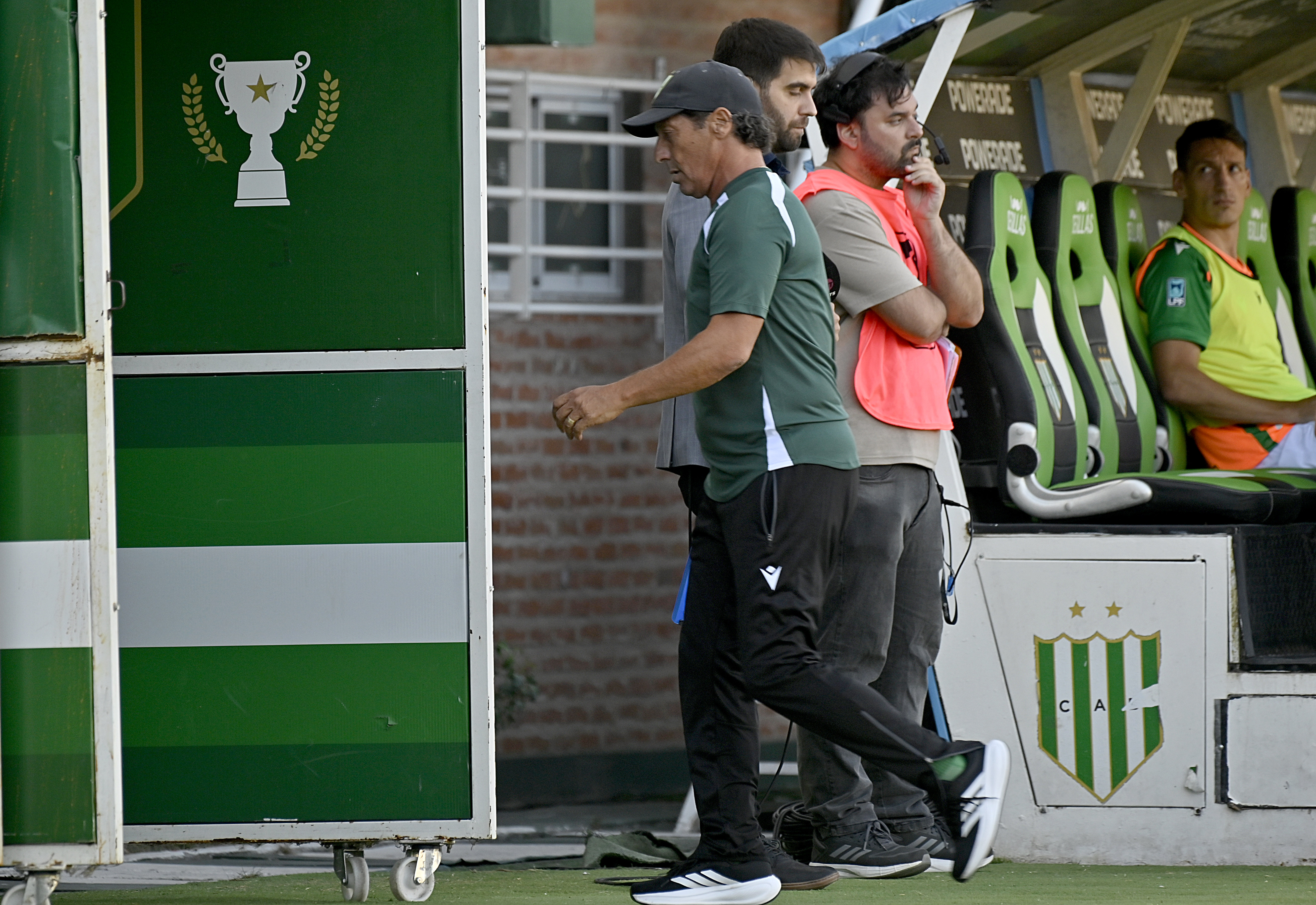 The "Academia" won 2-0 against the "Taladro" with goals from Di Cesare and "Maravilla" Martinez for round 5 of the Apertura Banfield, Argentina – February 14, 2026: Racing Club defeated Banfield 2-0 at the Florencio Sol...