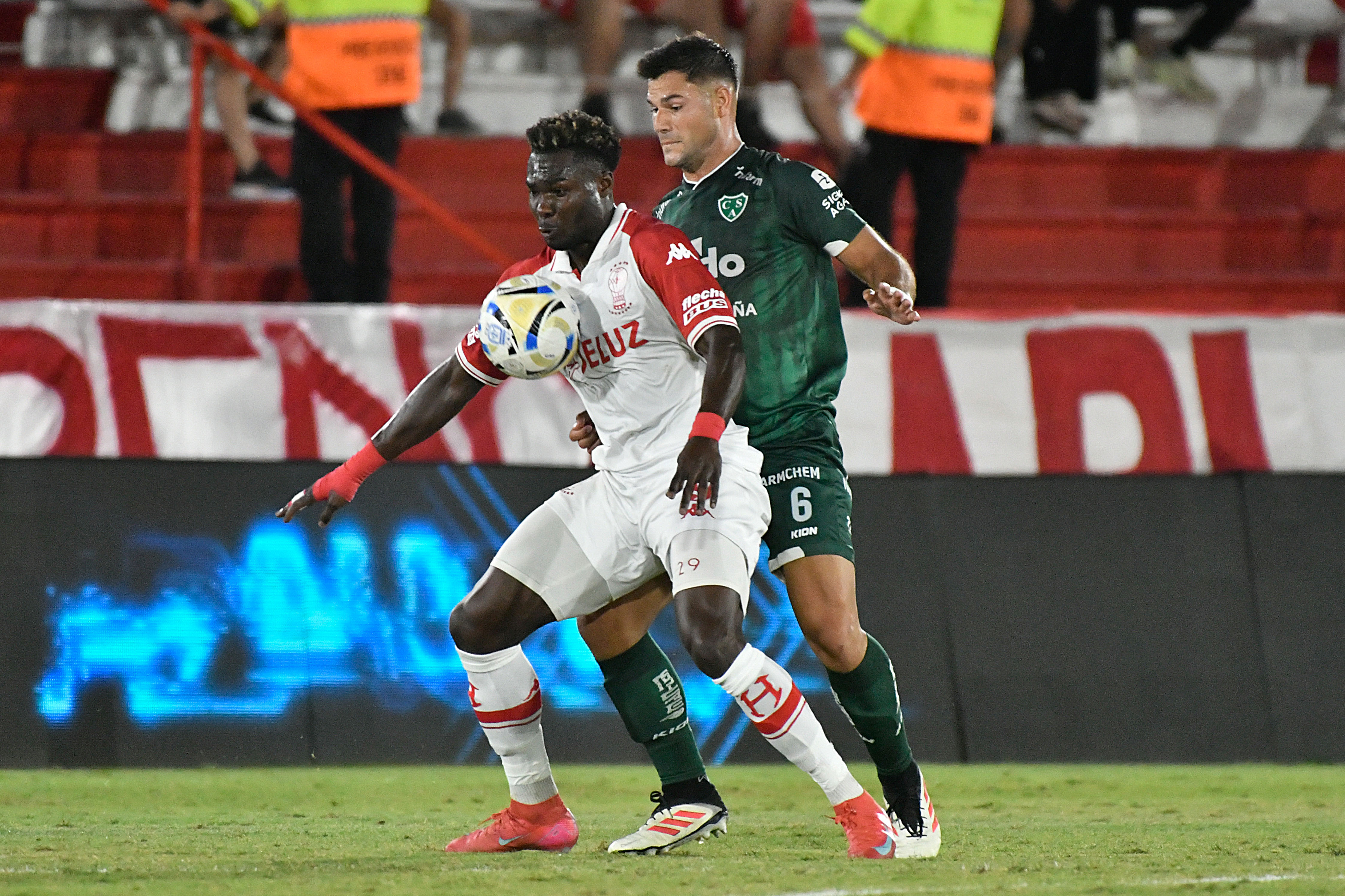 The "Globo" beat the "Verde" 1-0 in Parque Patricios with a goal by Juan Bisanz to earn its second consecutive win Buenos Aires, Argentina – February 14, 2026: Jordy Caicedo of huracán control a ball against G...