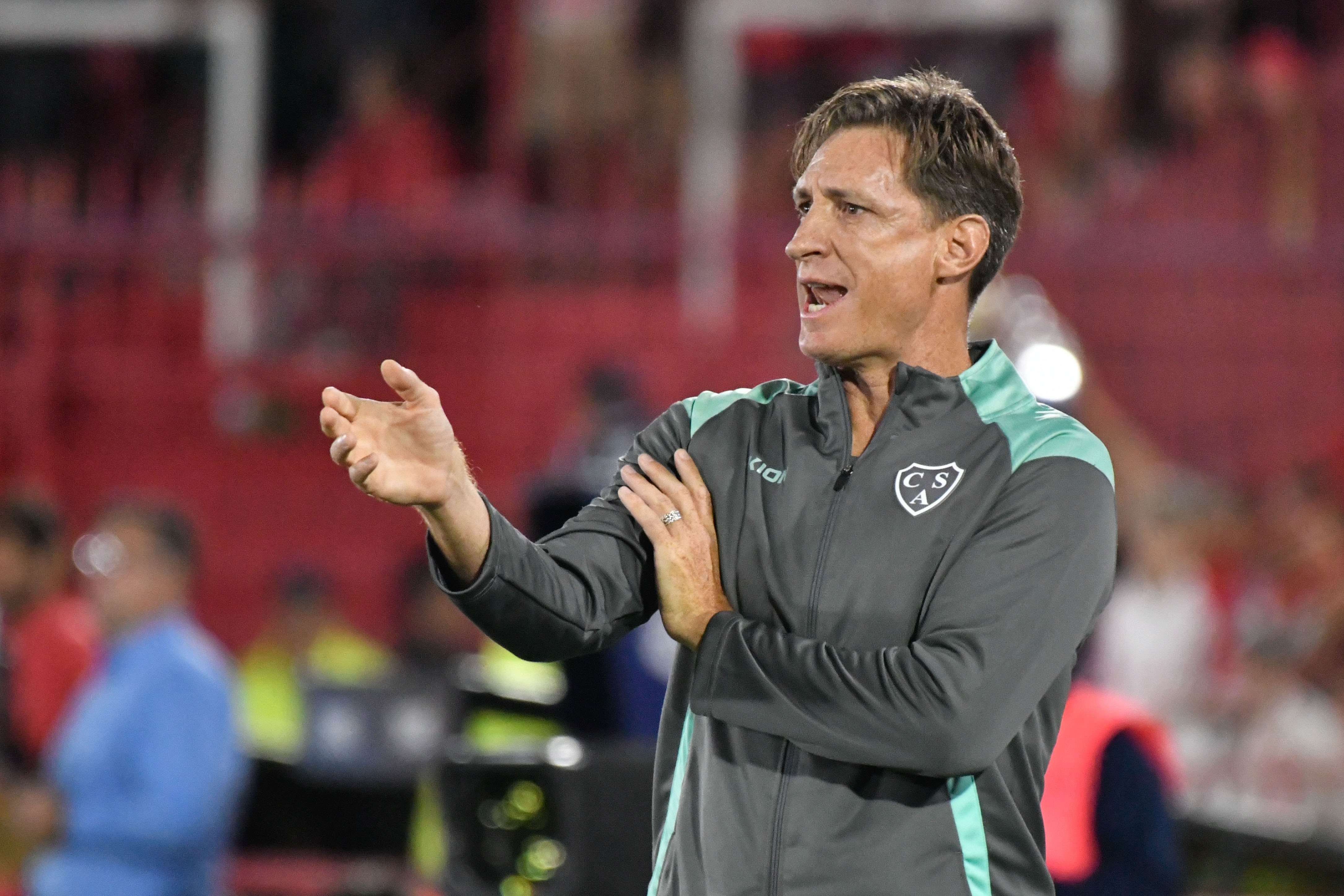 The "Globo" beat the "Verde" 1-0 in Parque Patricios with a goal by Juan Bisanz to earn its second consecutive win Buenos Aires, Argentina – February 14, 2026: Facundo Sava Sarmiento’s coach. Huracan defeated...
