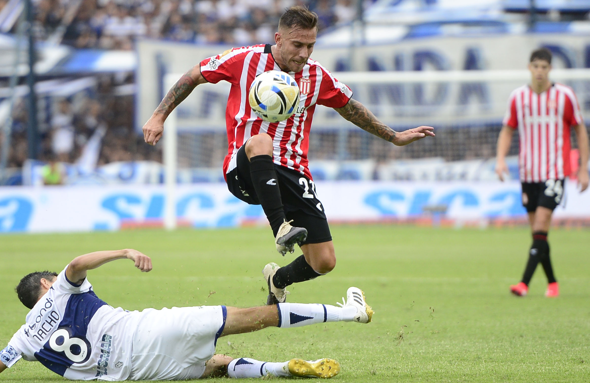 Gimnasia and Estudiantes drew 0-0 for round 5 of the Apertura Tournament in a high-intensity clash in La Plata La Plata, Argentina – February 15, 2026: Ezequiel Piovi (R) Estudiantes de La Plata player take...
