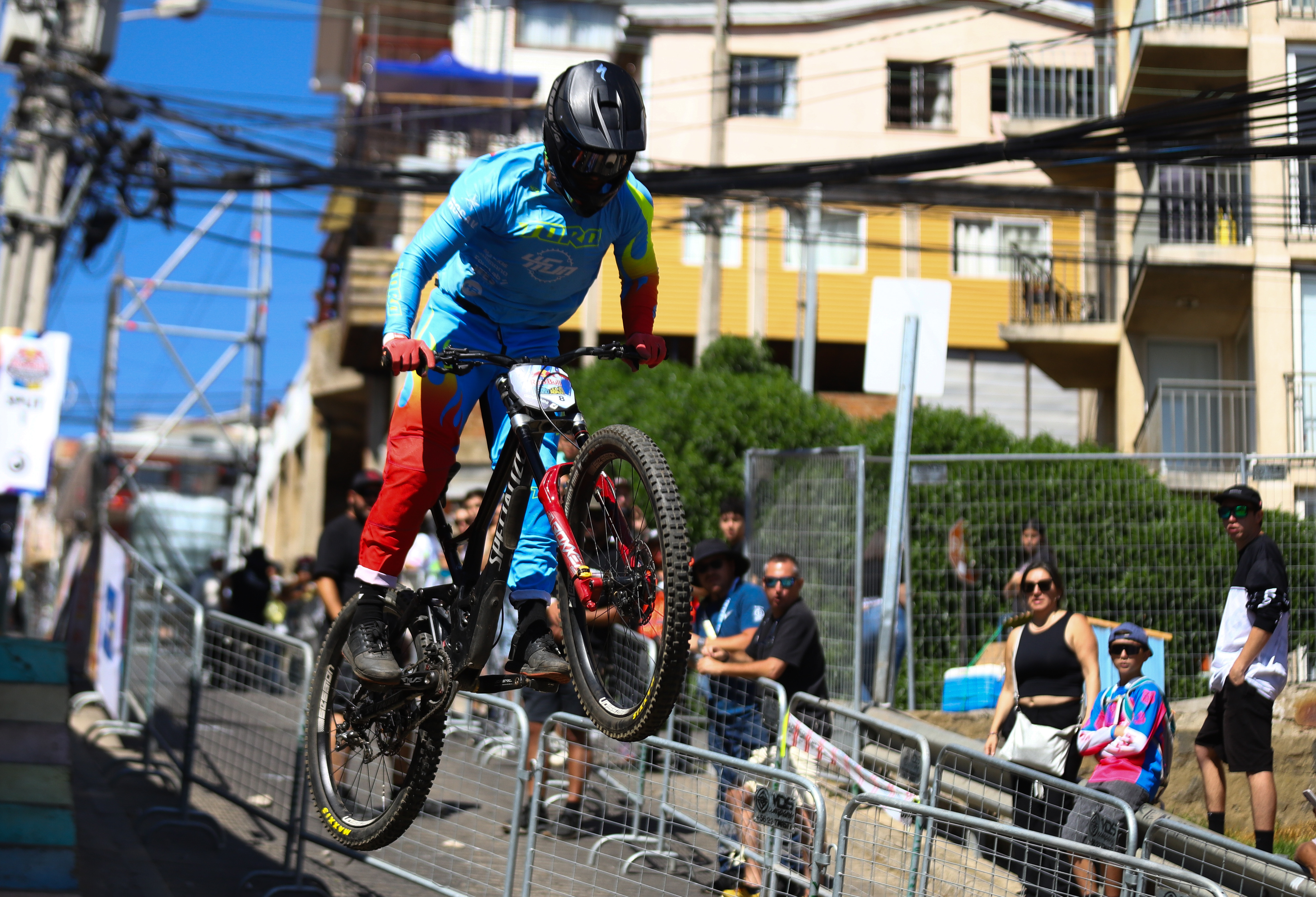 The world's top riders challenge the stairs and alleys of the port city in the most iconic urban downhill competition Valparaiso, Chile – February 15, 2026: A rider descends at high speed through the hills of Valp...