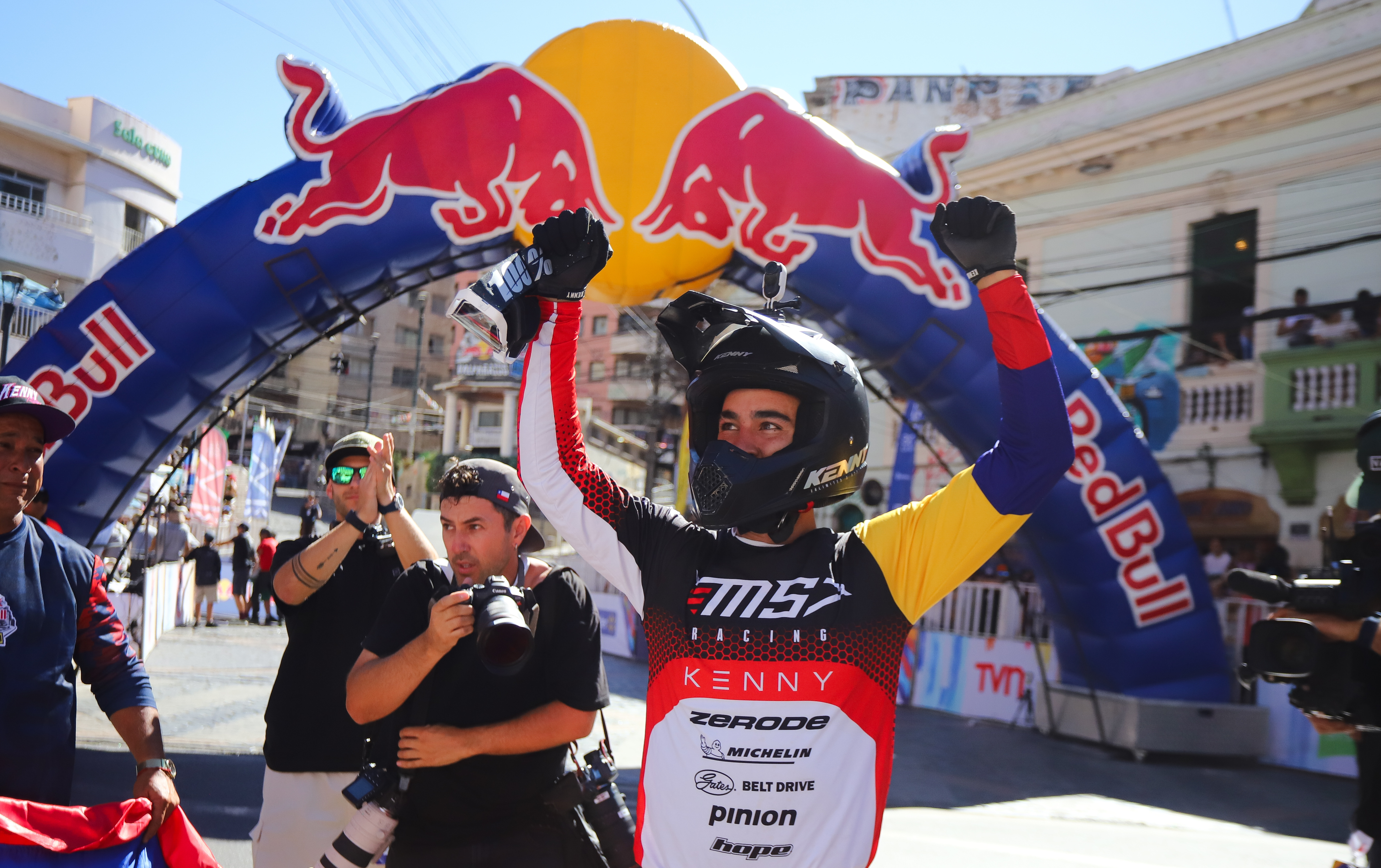 The world's top riders challenge the stairs and alleys of the port city in the most iconic urban downhill competition Valparaiso, Chile – February 15, 2026: A rider descends at high speed through the hills of Valp...