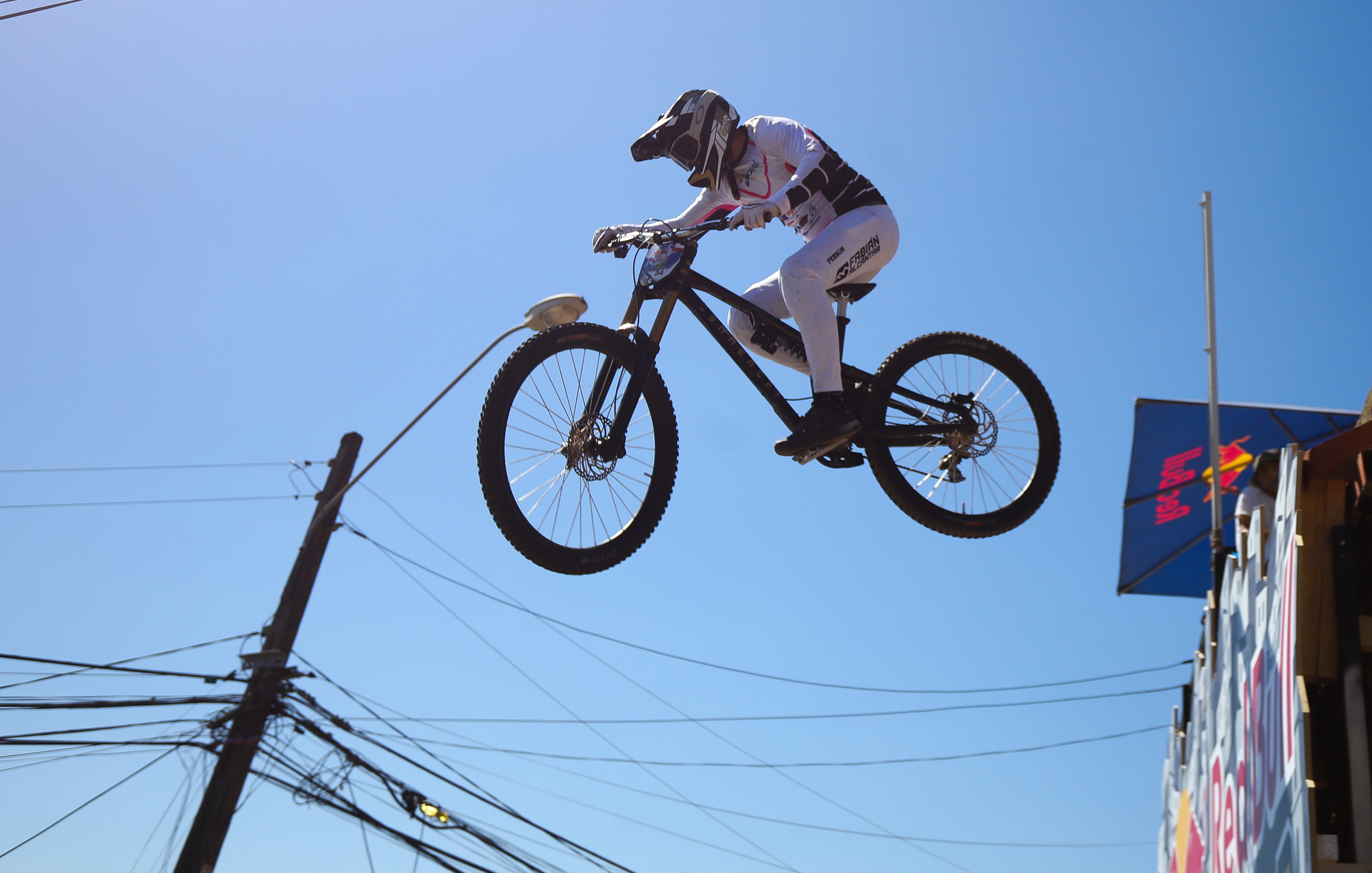The world's top riders challenge the stairs and alleys of the port city in the most iconic urban downhill competition Valparaiso, Chile – February 15, 2026: A rider descends at high speed through the hills of Valp...