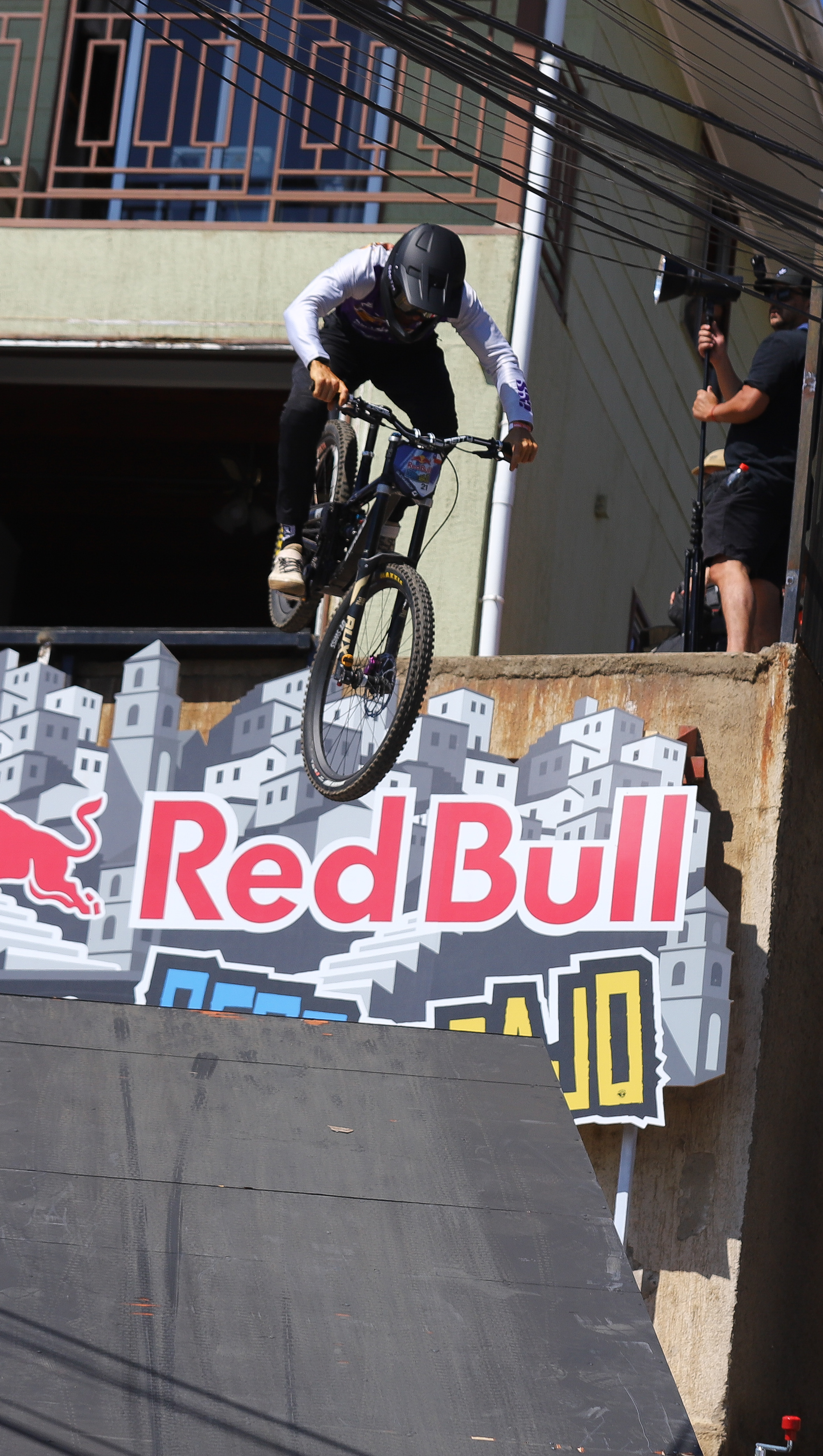 The world's top riders challenge the stairs and alleys of the port city in the most iconic urban downhill competition Valparaiso, Chile – February 15, 2026: A rider descends at high speed through the hills of Valp...