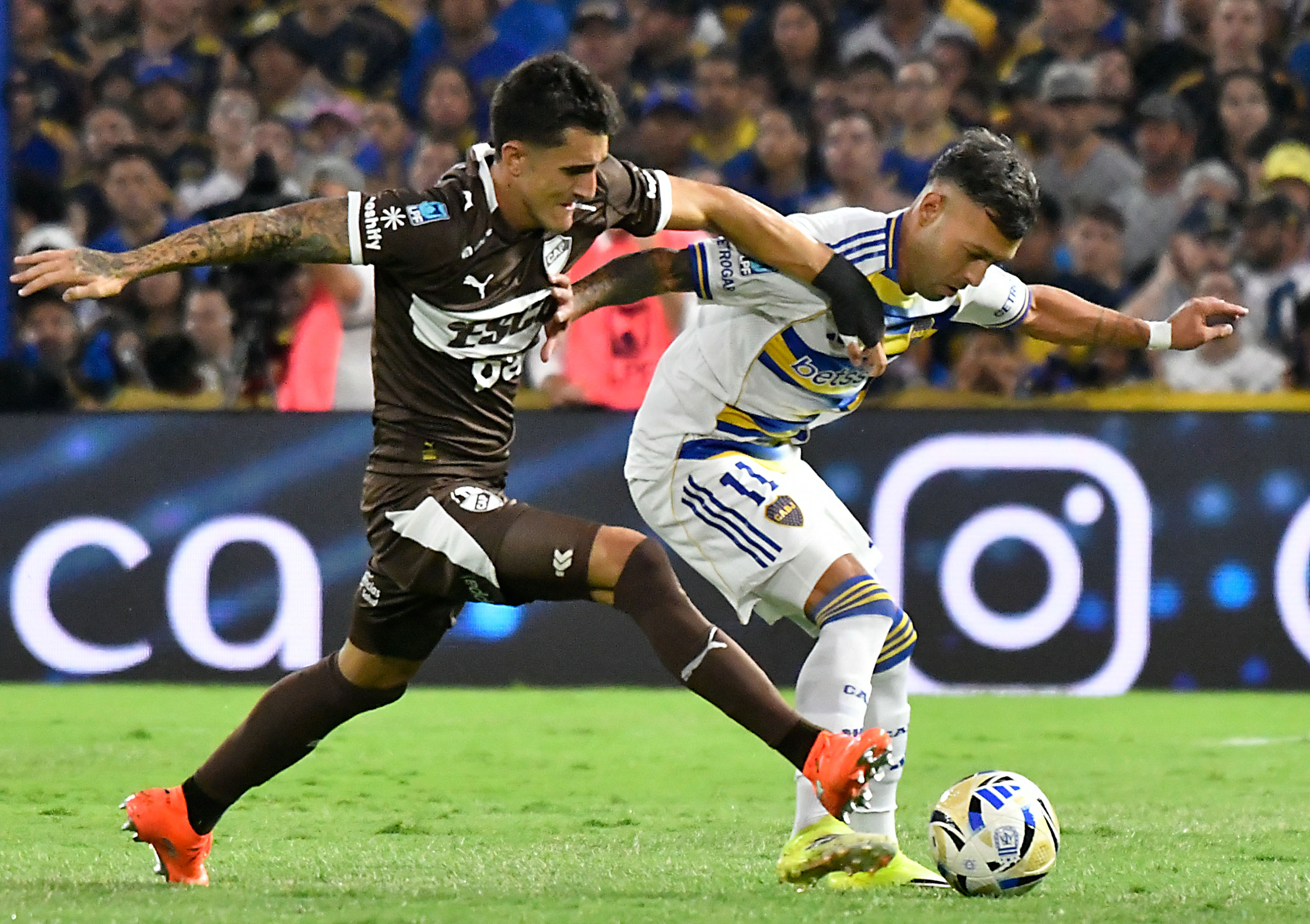 The "Xeneize" failed to break the deadlock against the "Calamar" for round 5 of the Apertura Tournament in a tight match in La Boca Buenos Aires, Argentina – February 15, 2026: Juan Ignacio Saborido (L) Platense player disputes...