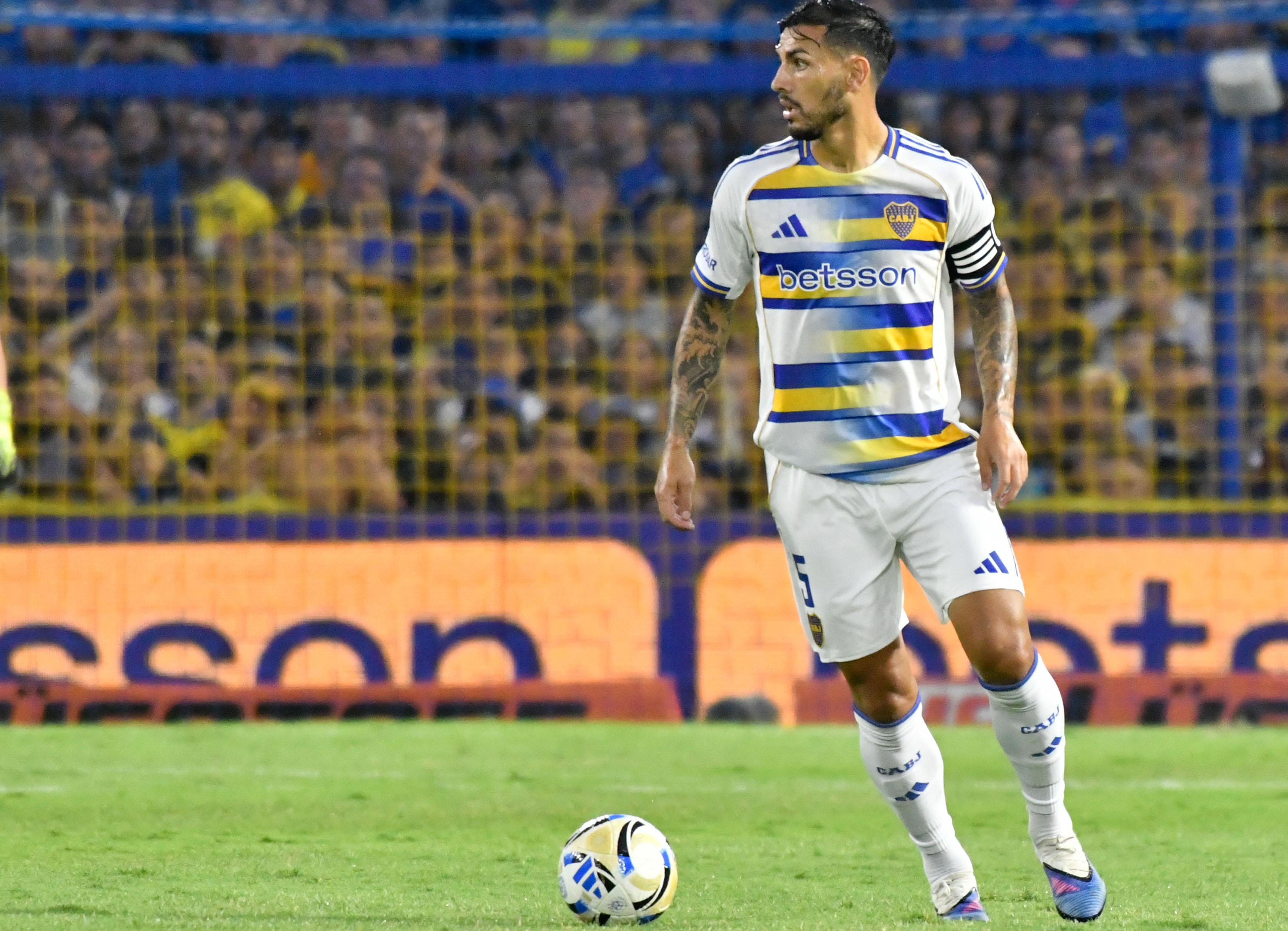 The "Xeneize" failed to break the deadlock against the "Calamar" for round 5 of the Apertura Tournament in a tight match in La Boca Buenos Aires, Argentina – February 15, 2026: Leandro Paredes player of Boca Juniors controls th...