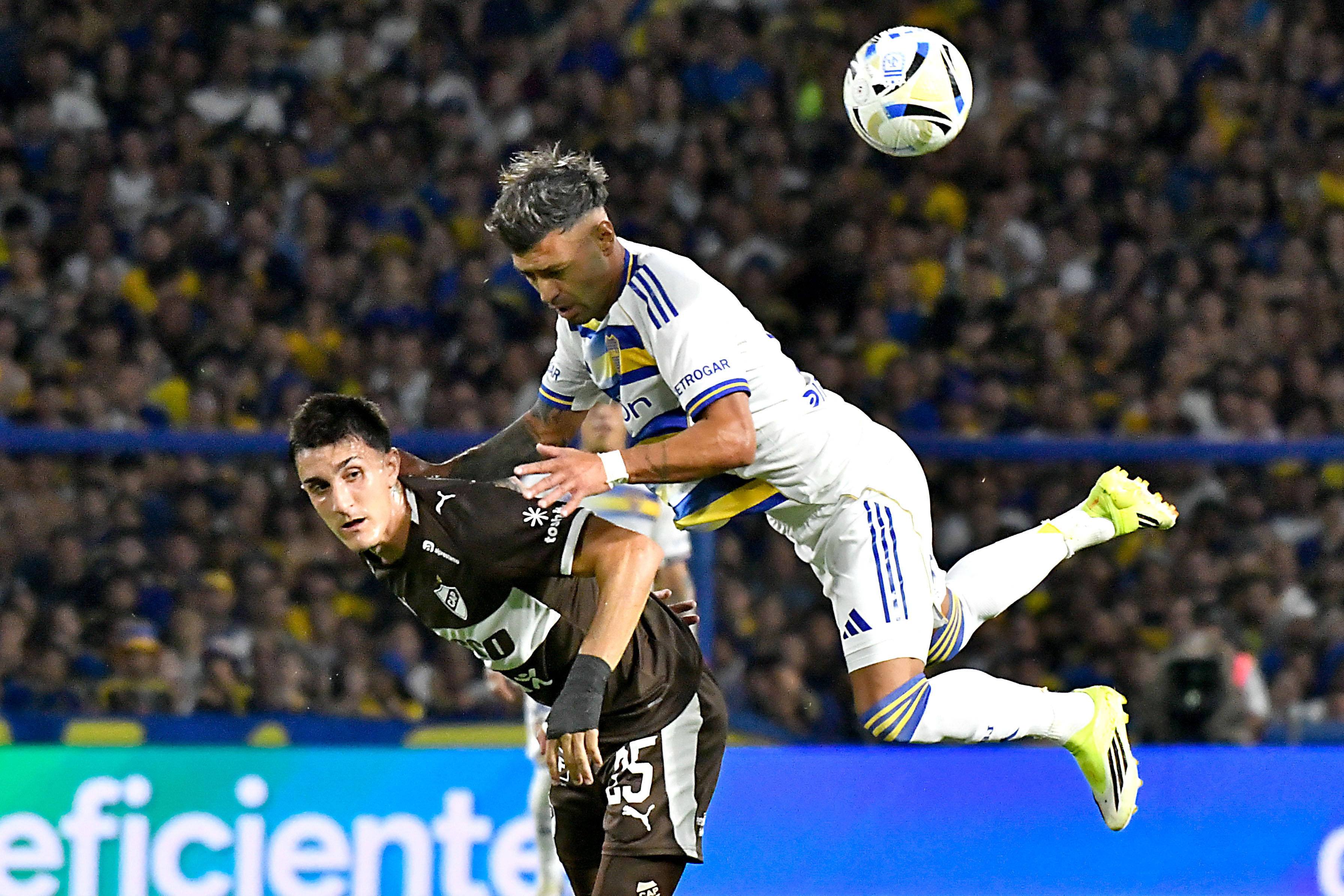 The "Xeneize" failed to break the deadlock against the "Calamar" for round 5 of the Apertura Tournament in a tight match in La Boca Buenos Aires, Argentina – February 15, 2026: Lucas Janson (R) midfielder of Boca Juniors charge...