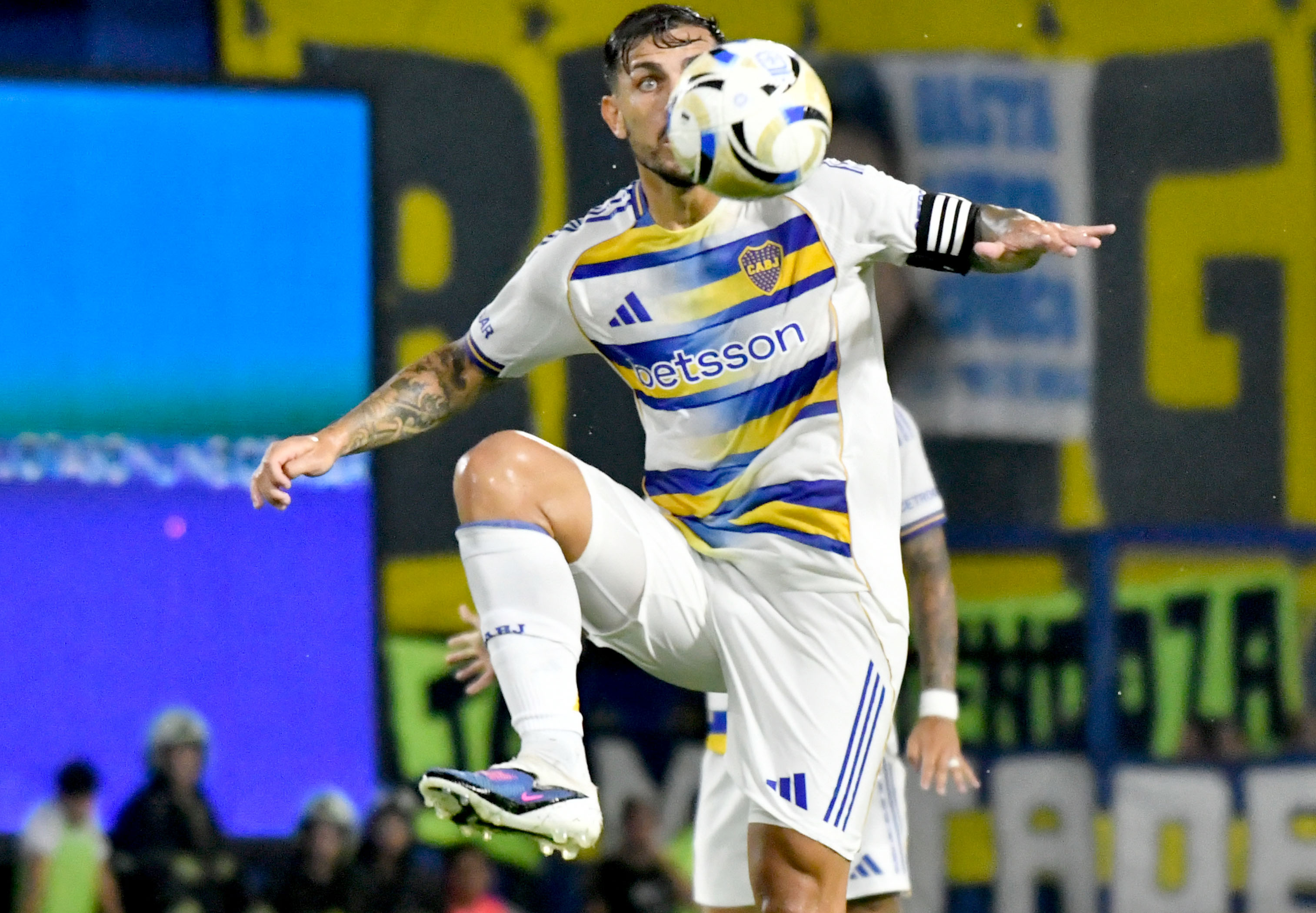 The "Xeneize" failed to break the deadlock against the "Calamar" for round 5 of the Apertura Tournament in a tight match in La Boca Buenos Aires, Argentina – February 15, 2026: Boca Juniors central midfielder Leandro Paredes tr...