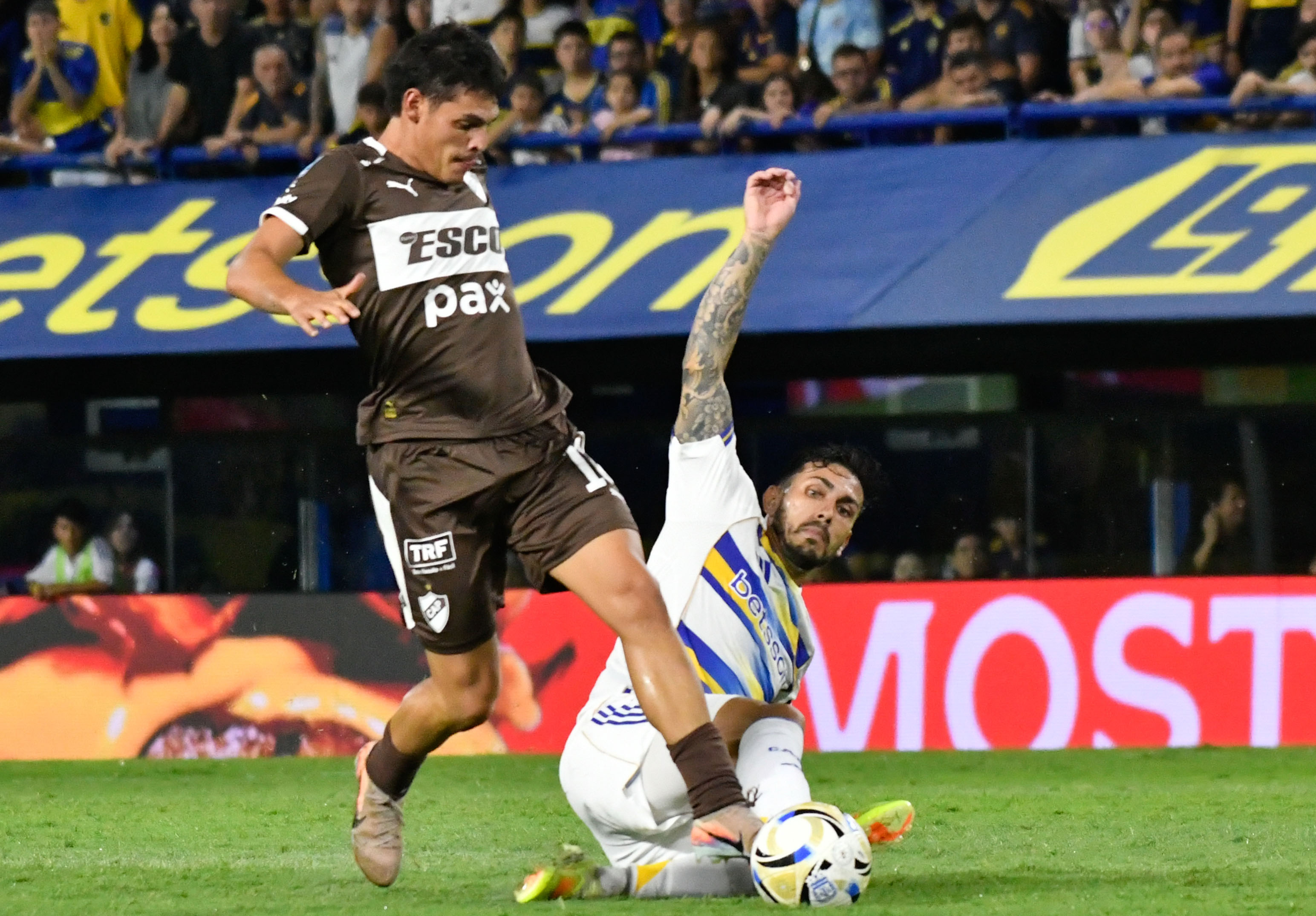 The "Xeneize" failed to break the deadlock against the "Calamar" for round 5 of the Apertura Tournament in a tight match in La Boca Buenos Aires, Argentina – February 15, 2026: Platense midfielder Franco Zapiola (L) tries to ge...