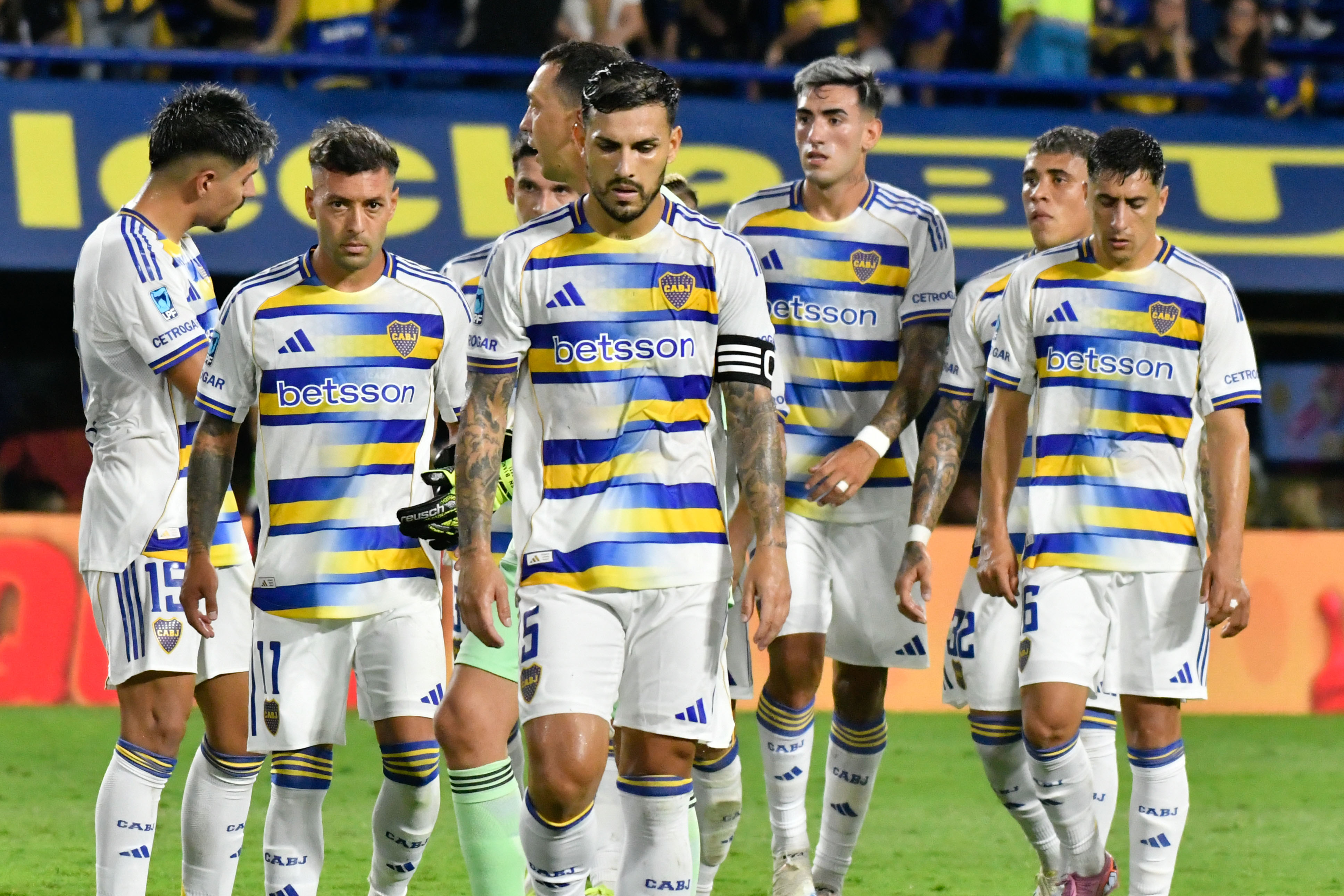 The "Xeneize" failed to break the deadlock against the "Calamar" for round 5 of the Apertura Tournament in a tight match in La Boca Buenos Aires, Argentina – February 15, 2026: The Boca Juniors players leave the field after the...