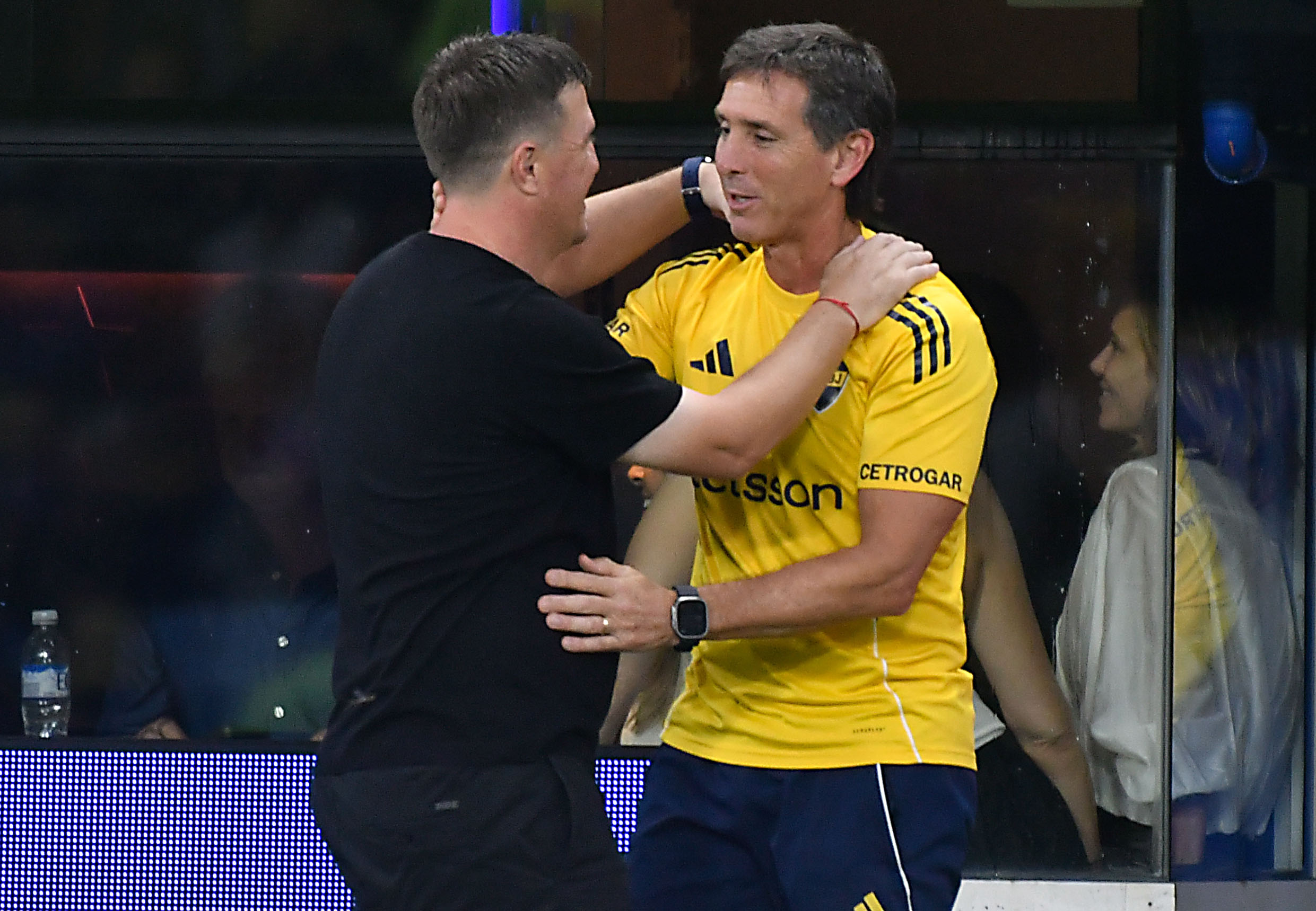 The "Xeneize" failed to break the deadlock against the "Calamar" for round 5 of the Apertura Tournament in a tight match in La Boca Buenos Aires, Argentina – February 15, 2026: Platense technical director Walter Zunino (L) gree...