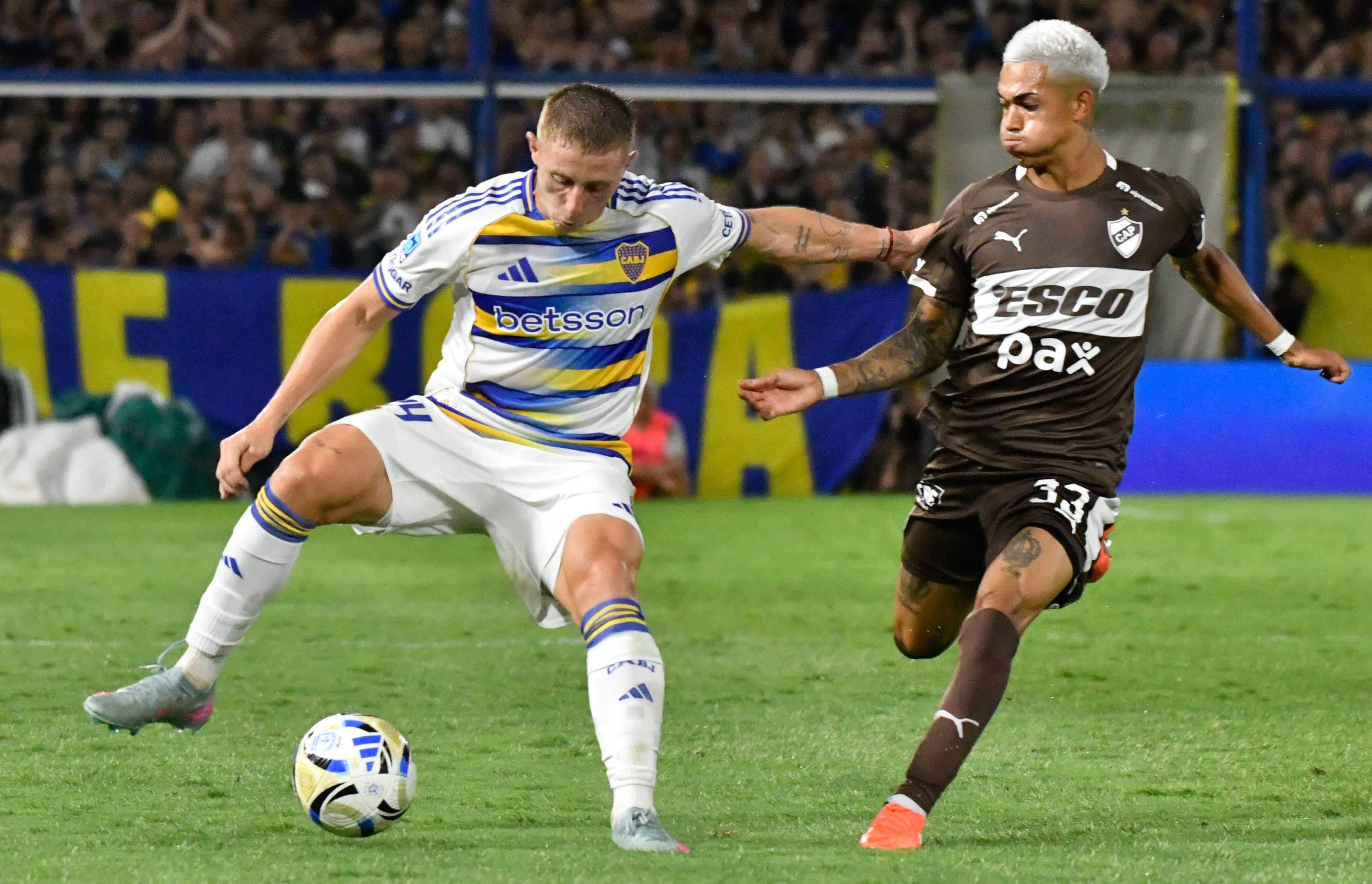 The "Xeneize" failed to break the deadlock against the "Calamar" for round 5 of the Apertura Tournament in a tight match in La Boca Buenos Aires, Argentina – February 15, 2026: The defender of Boca Juan Barinaga (L) hooks in fr...