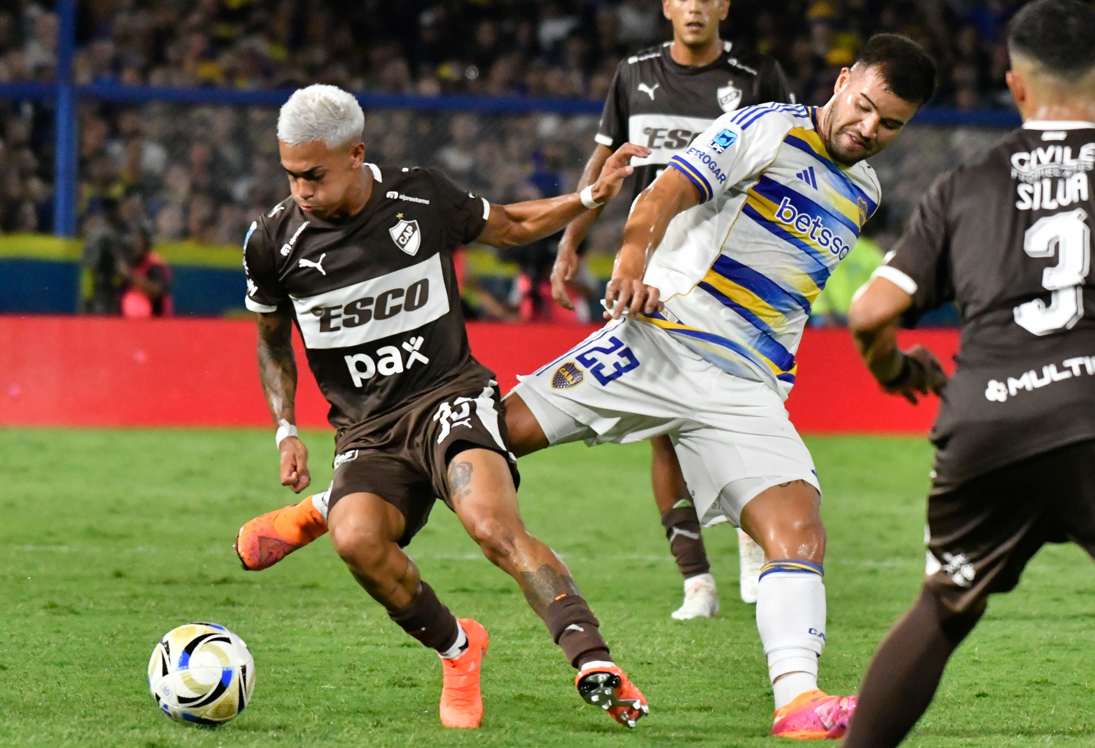 The "Xeneize" failed to break the deadlock against the "Calamar" for round 5 of the Apertura Tournament in a tight match in La Boca Buenos Aires, Argentina – February 15, 2026: Platense striker Juan Gauto (L) hooks in front of ...