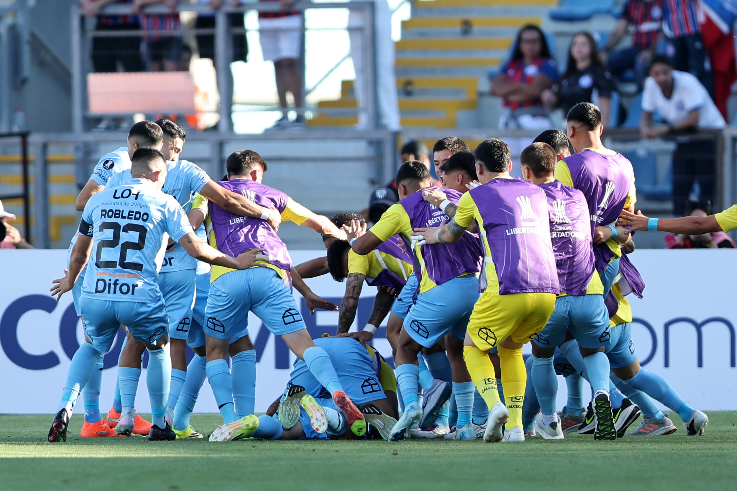 The "Capo de Provincia" faces the Brazilian side in Rancagua for the first leg of the continental second round Rancagua, Chile – February 18, 2026: O'Higgins players celebrate Francisco González's winning ...
