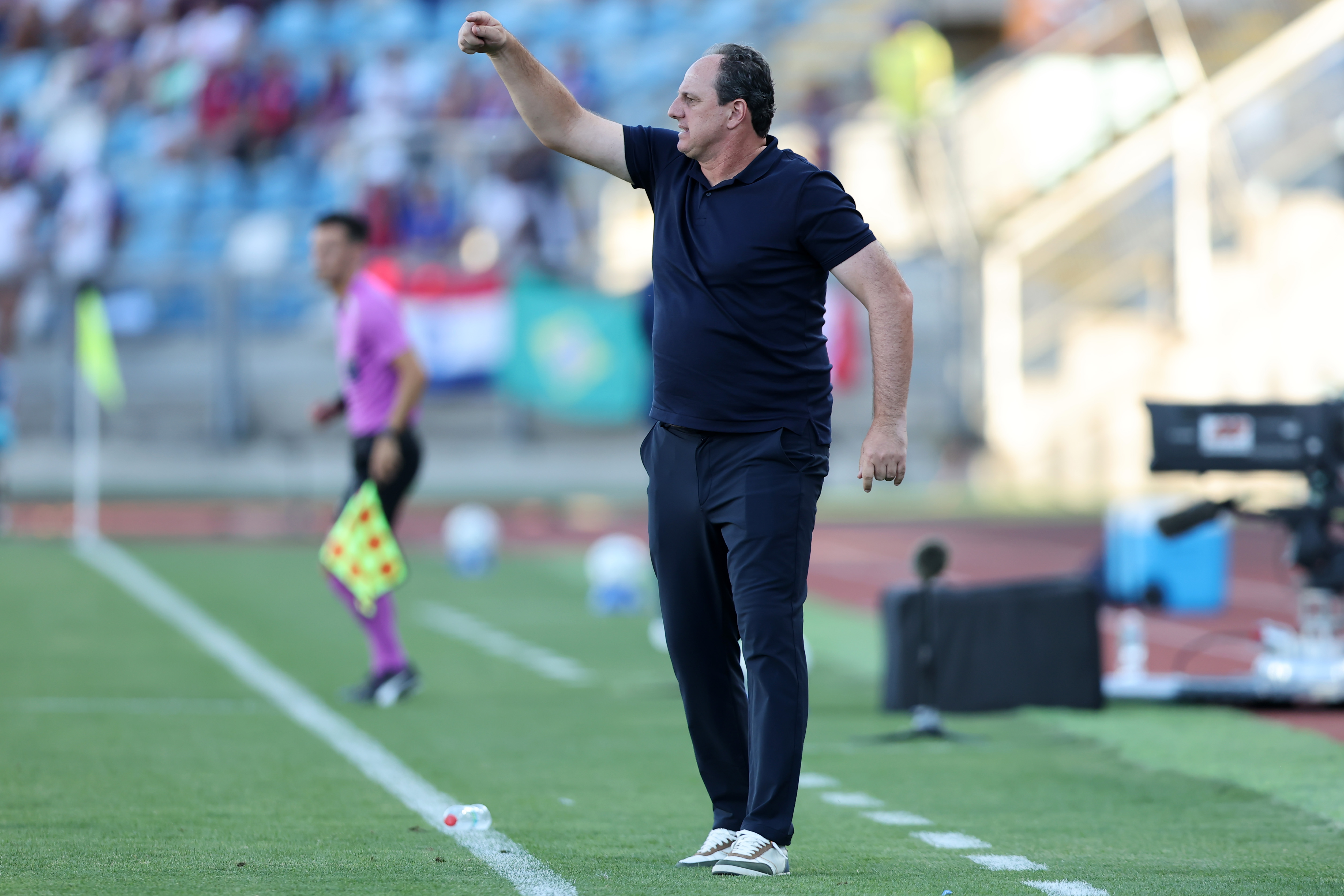 The "Capo de Provincia" faces the Brazilian side in Rancagua for the first leg of the continental second round Rancagua, Chile – February 18, 2026: The technical director of Bahia Rogerio Ceni gives instruc...