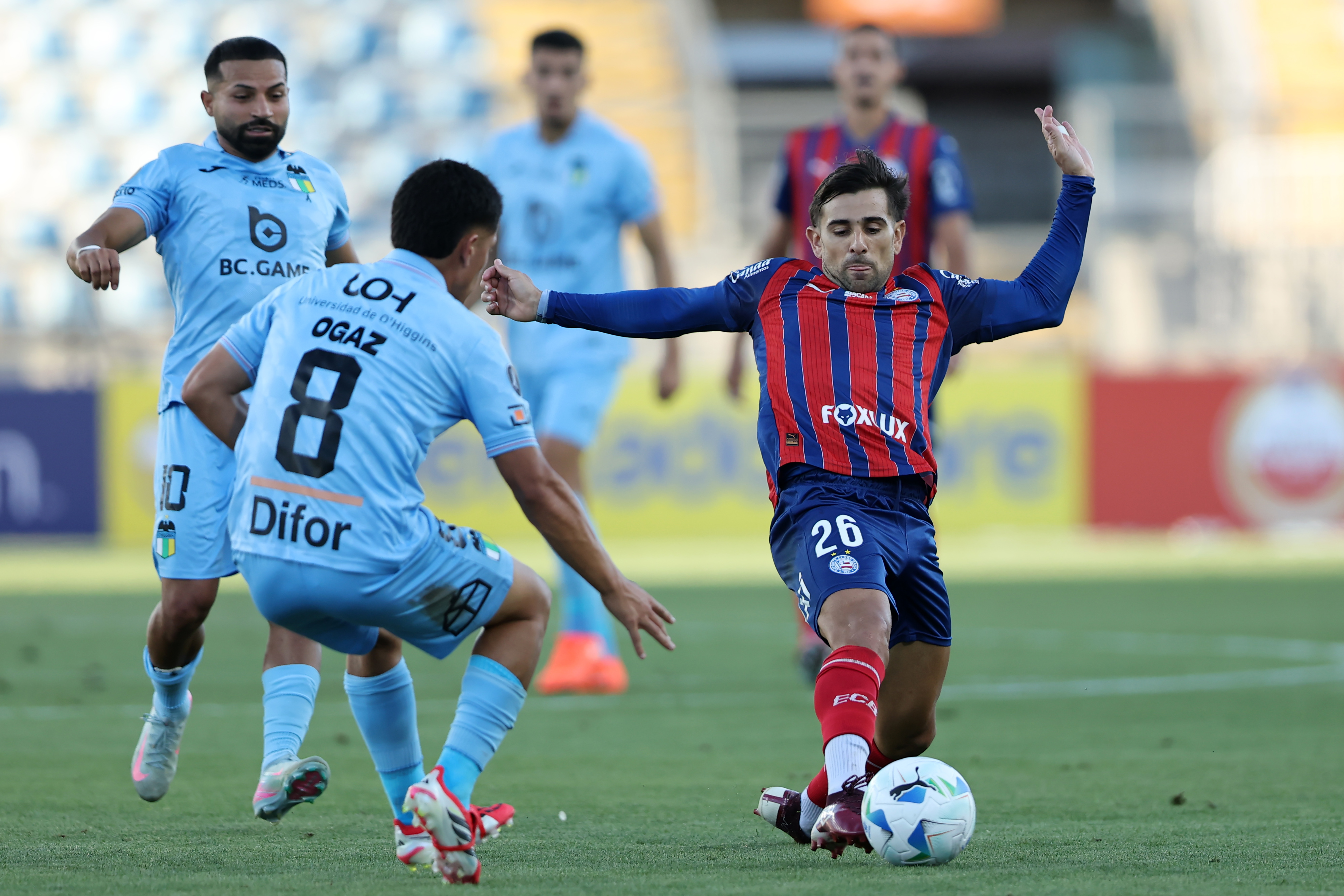 The "Capo de Provincia" faces the Brazilian side in Rancagua for the first leg of the continental second round Rancagua, Chile – February 18, 2026: Bahia midfielder Nicolás Acevedo (R) controls the ball be...