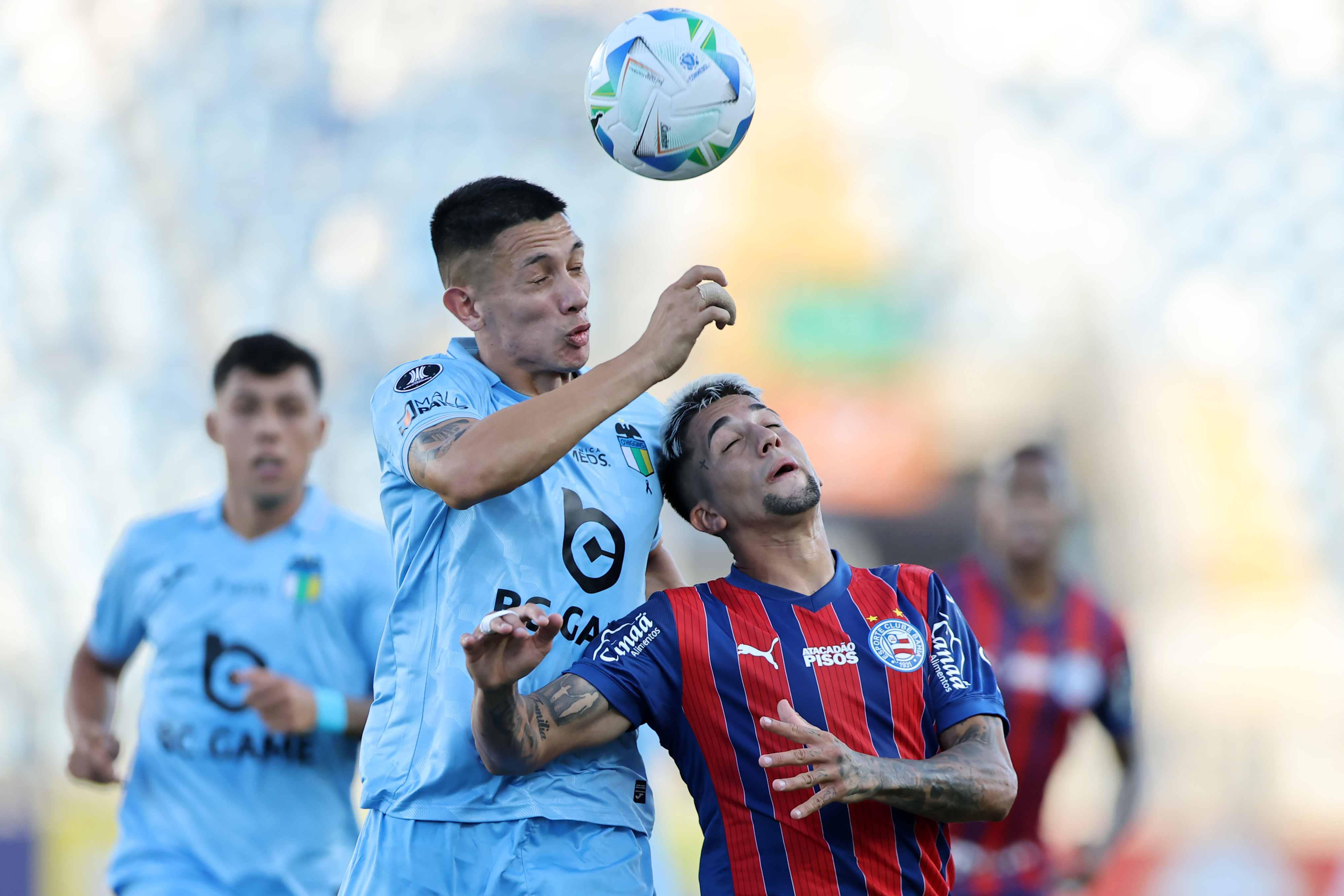 The "Capo de Provincia" faces the Brazilian side in Rancagua for the first leg of the continental second round Rancagua, Chile – February 18, 2026: O'Higgins defender Alan Robledo (L) wins the headed ball i...