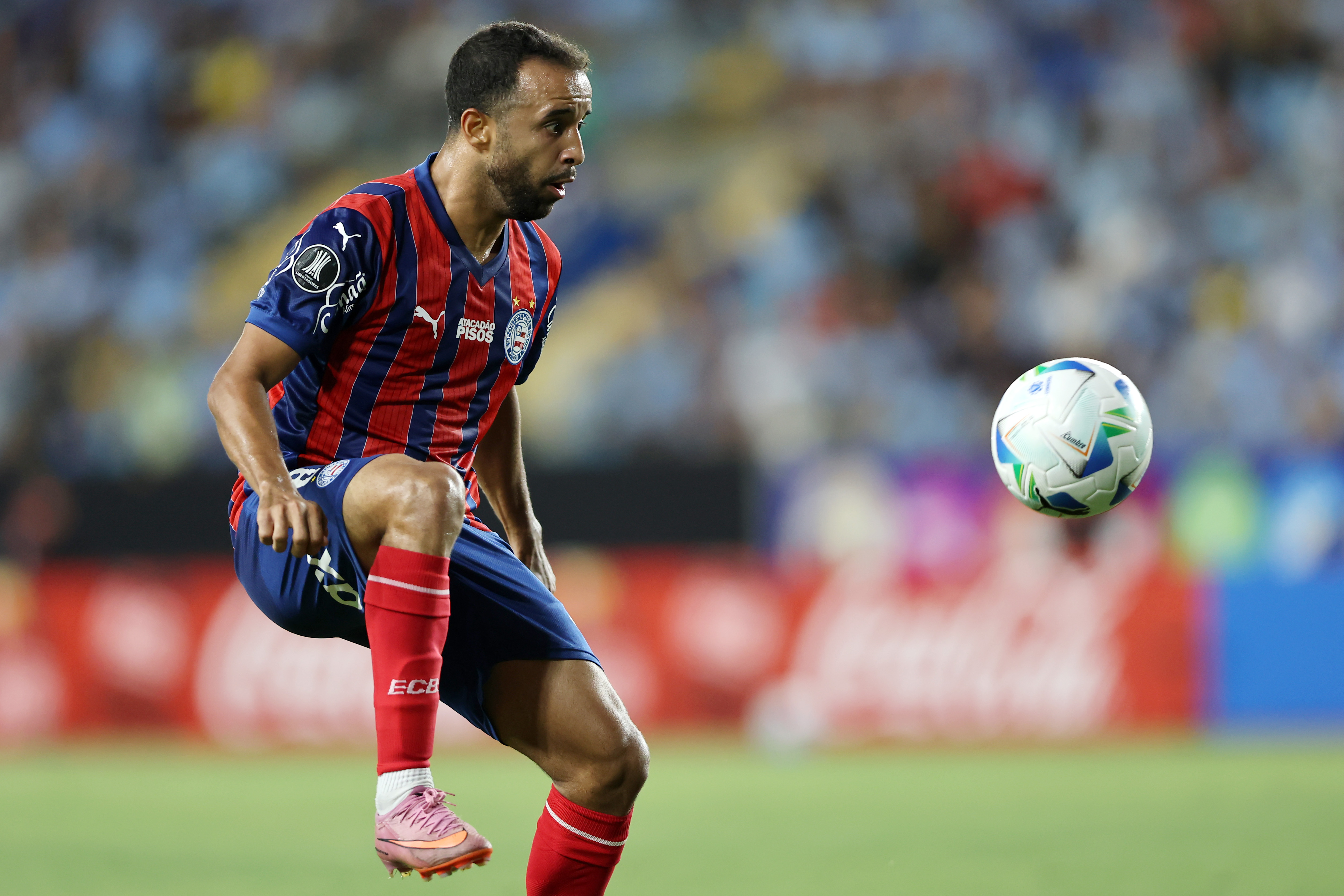 The "Capo de Provincia" faces the Brazilian side in Rancagua for the first leg of the continental second round Rancagua, Chile – February 18, 2026: O'Higgins de Rancagua faces Esporte Clube Bahia in the sec...