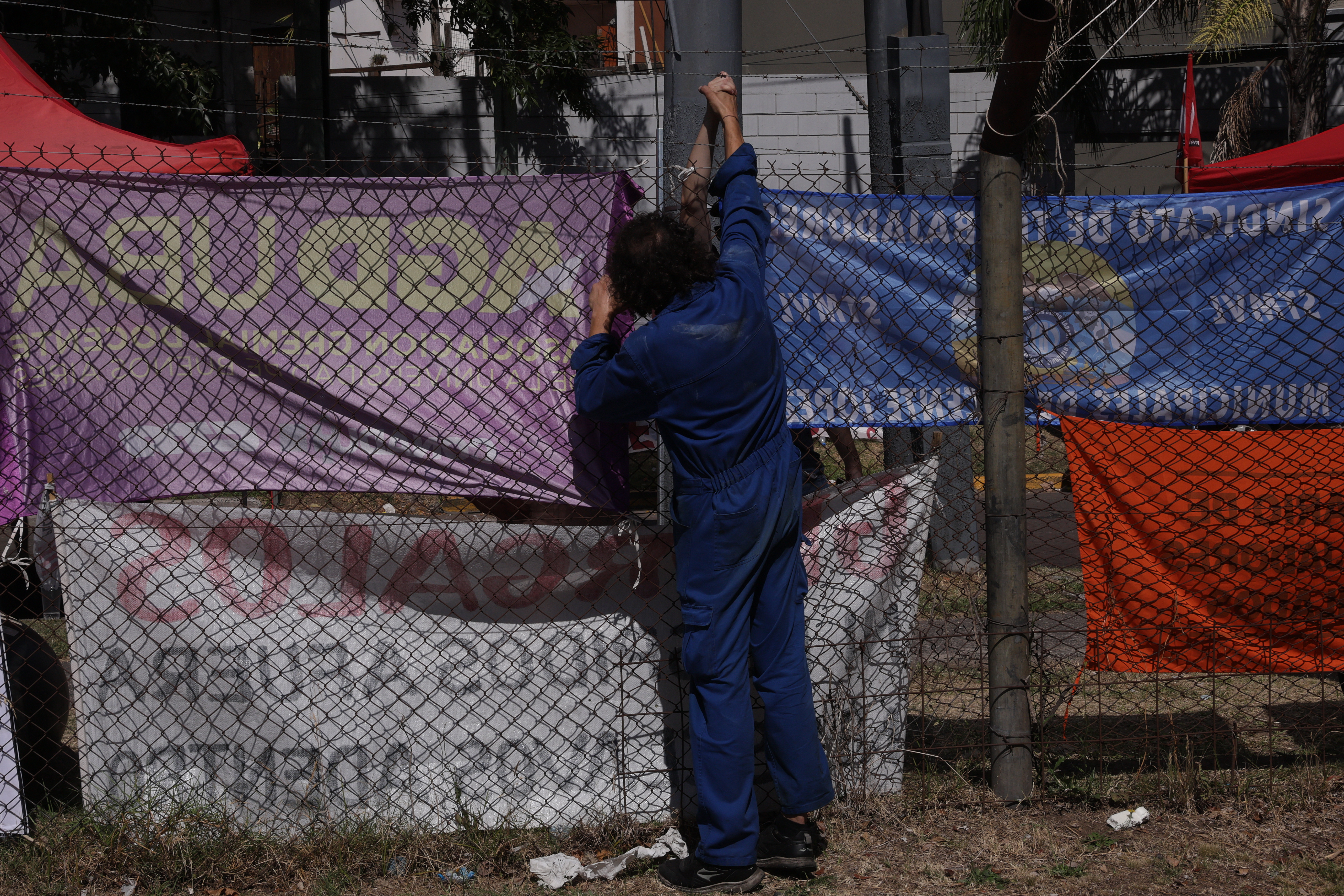The only national tire manufacturer ceases operations after 80 years, leaving 920 workers unemployed in Buenos Aires San Fernando, Argentina – February 18, 2026: Fate employees were greeted with an announcement o...