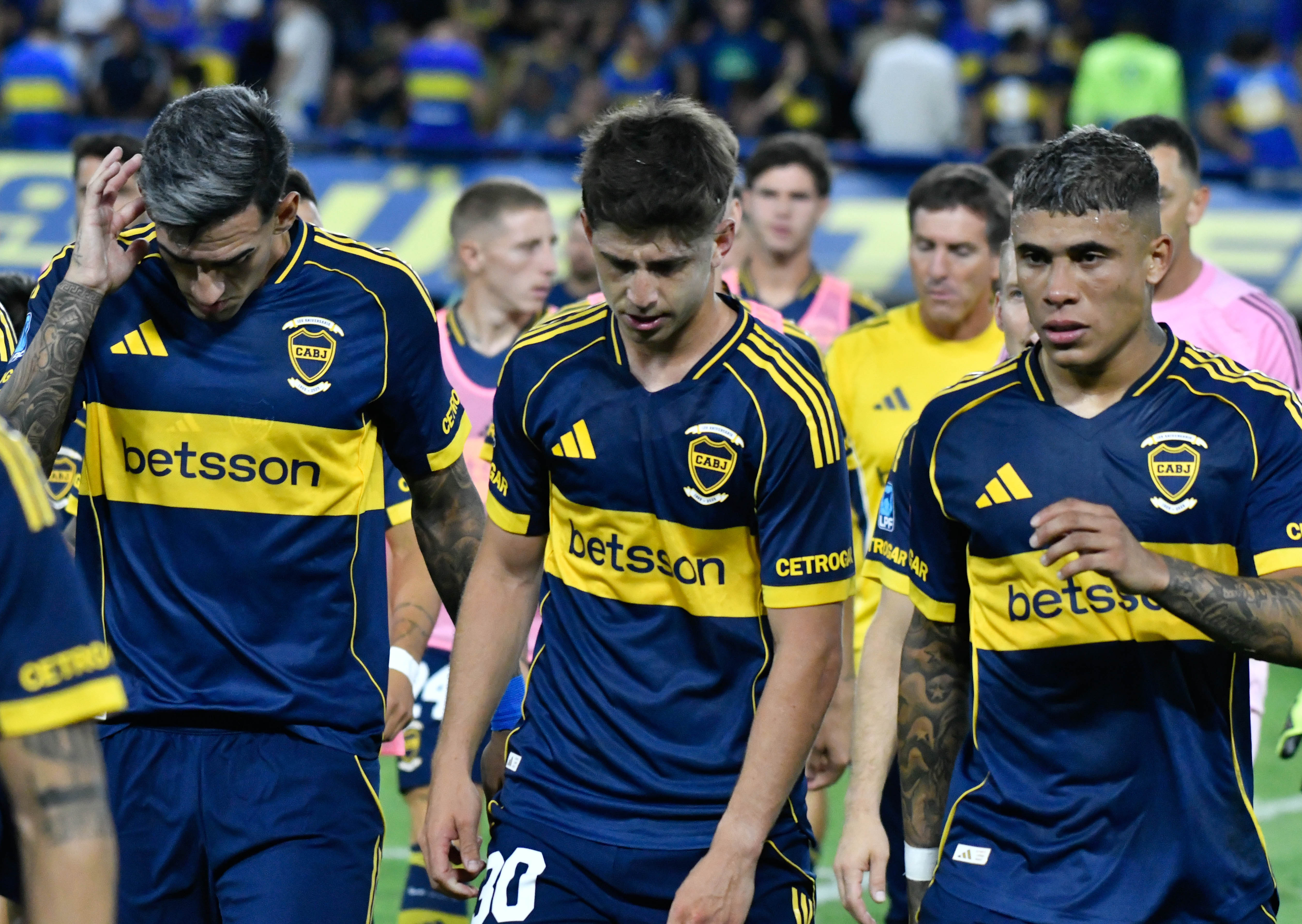 The "Xeneize" side left the pitch under a chorus of whistles after a 0-0 draw against "La Academia" in round 6 of the Apertura Buenos Aires, Argentina – February 20, 2026: Boca Juniors and Racing Club drew 0-0 at the Alber...
