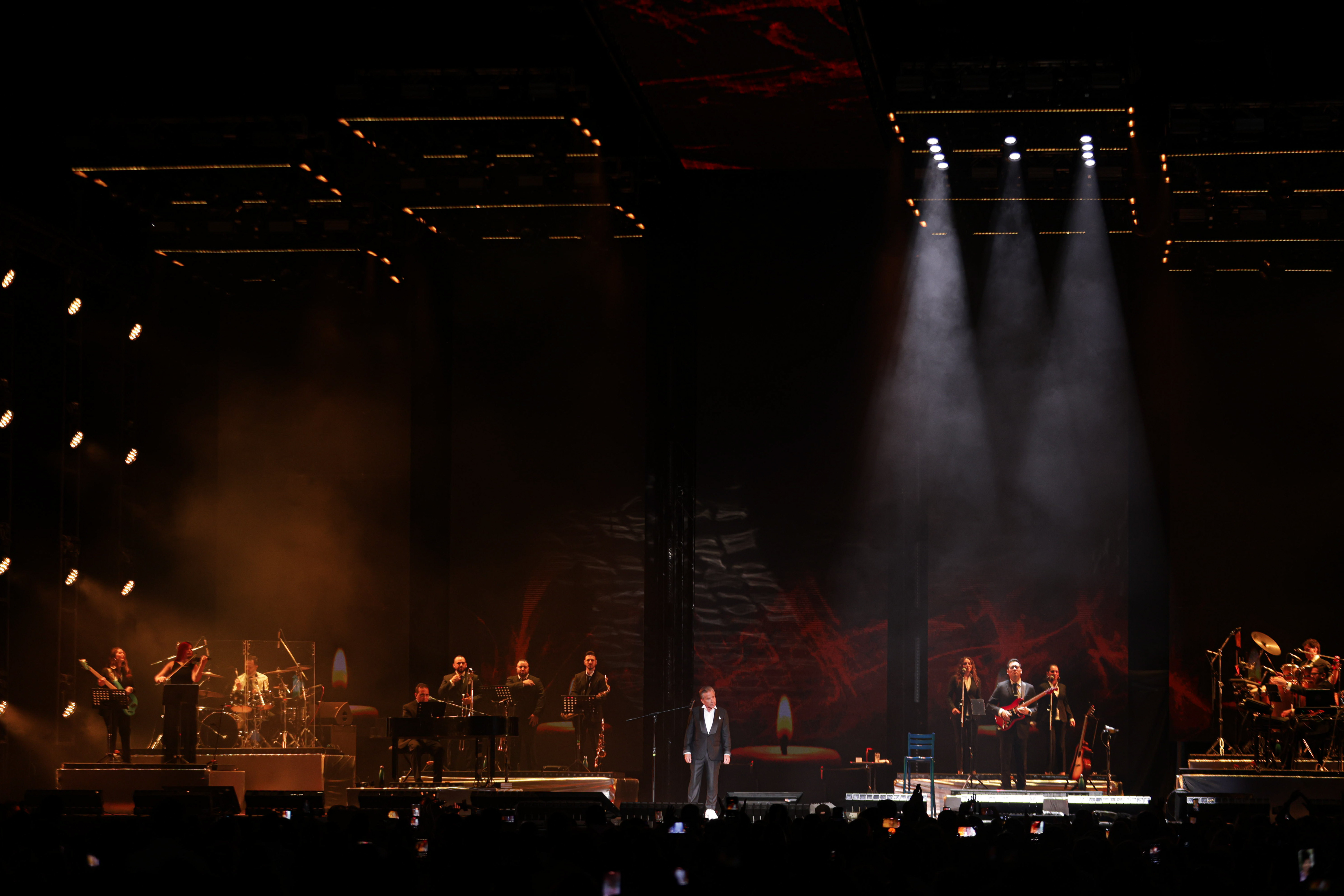The romantic idol sold out in Buenos Aires and surprised the audience alongside Evaluna, Mau, Ricky, and Camilo on stage Buenos Aires, Argentina – February 21, 2026: Ricardo Montaner captivated a packed Movistar Aren...