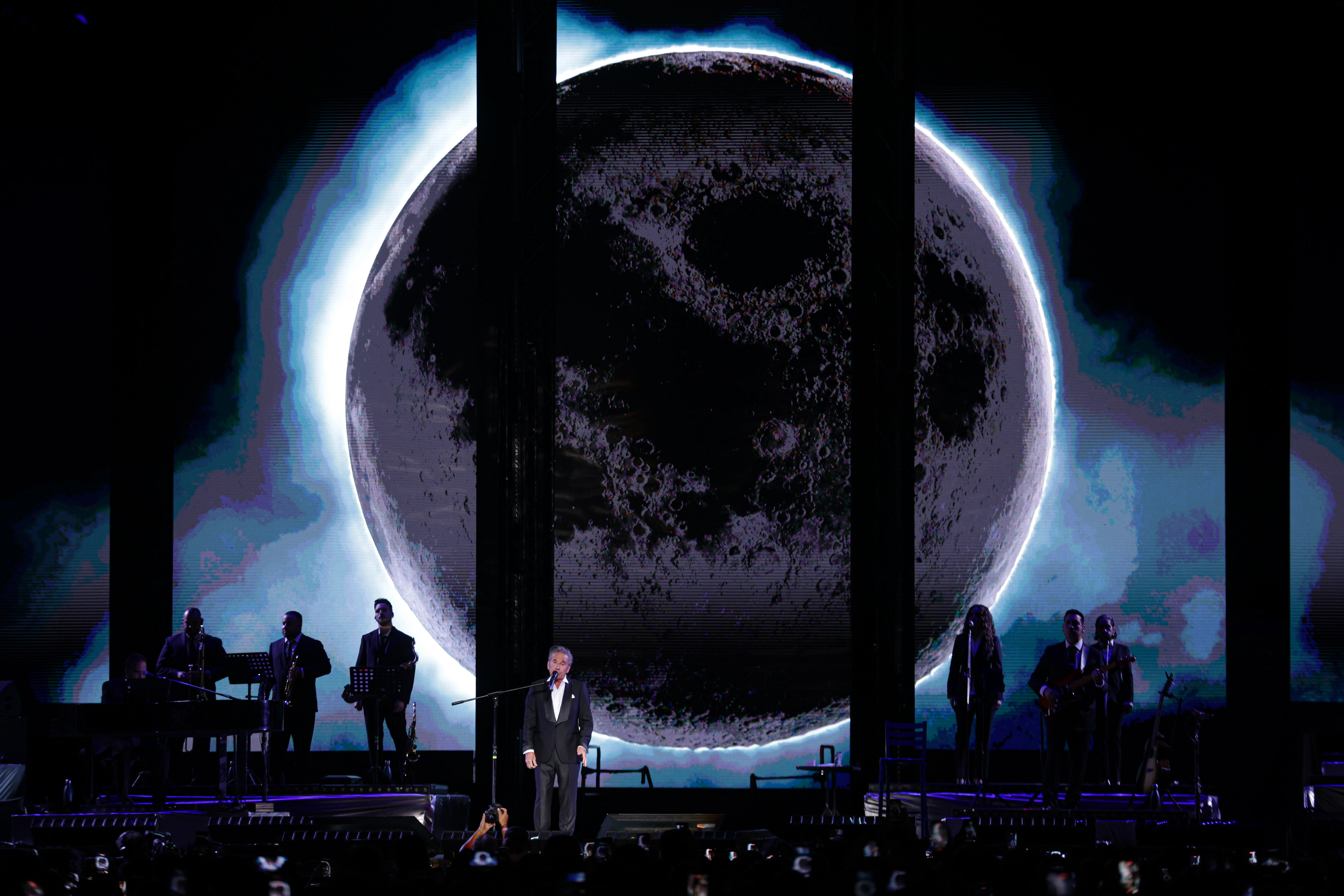 The romantic idol sold out in Buenos Aires and surprised the audience alongside Evaluna, Mau, Ricky, and Camilo on stage Buenos Aires, Argentina – February 21, 2026: Ricardo Montaner captivated a packed Movistar Aren...