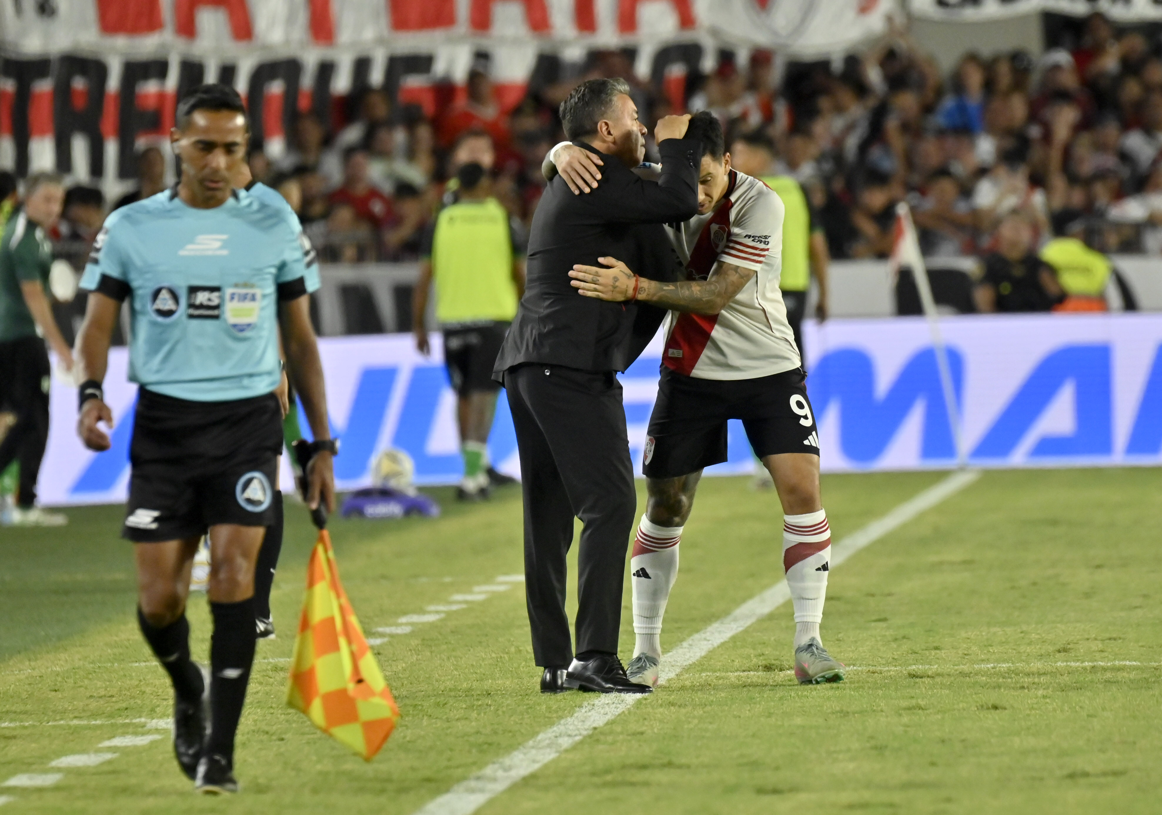 The "Muñeco" says goodbye to the Millonario bench against Banfield at the Monumental Stadium after stepping down due to poor team performance Buenos Aires, Argentina – February 26, 2026: River Plate manager Marcelo Gallardo (L) hugs Ian ...