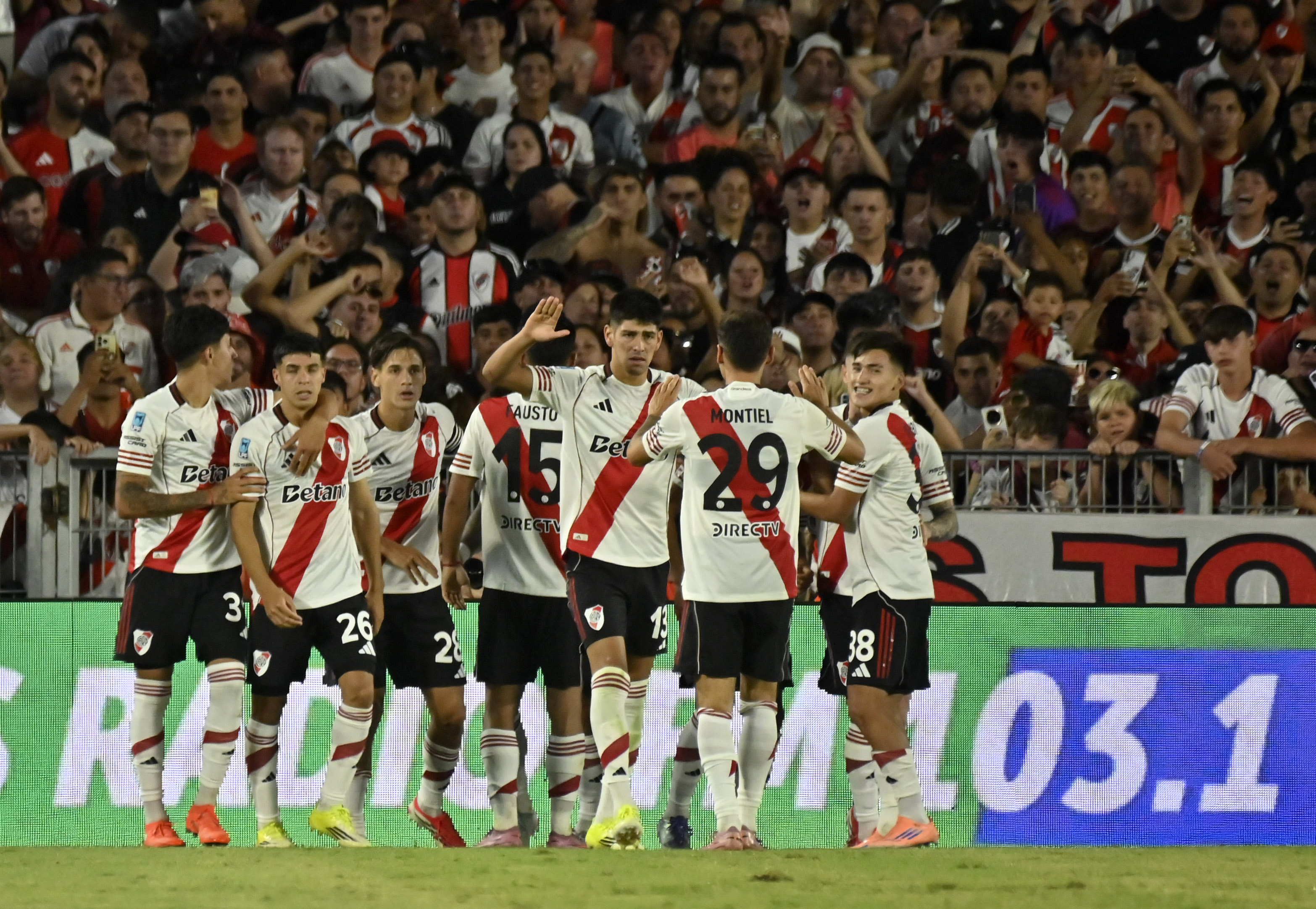 The "Muñeco" says goodbye to the Millonario bench against Banfield at the Monumental Stadium after stepping down due to poor team performance Buenos Aires, Argentina – February 26, 2026: The River Plate players celebrate the "Millonario"...