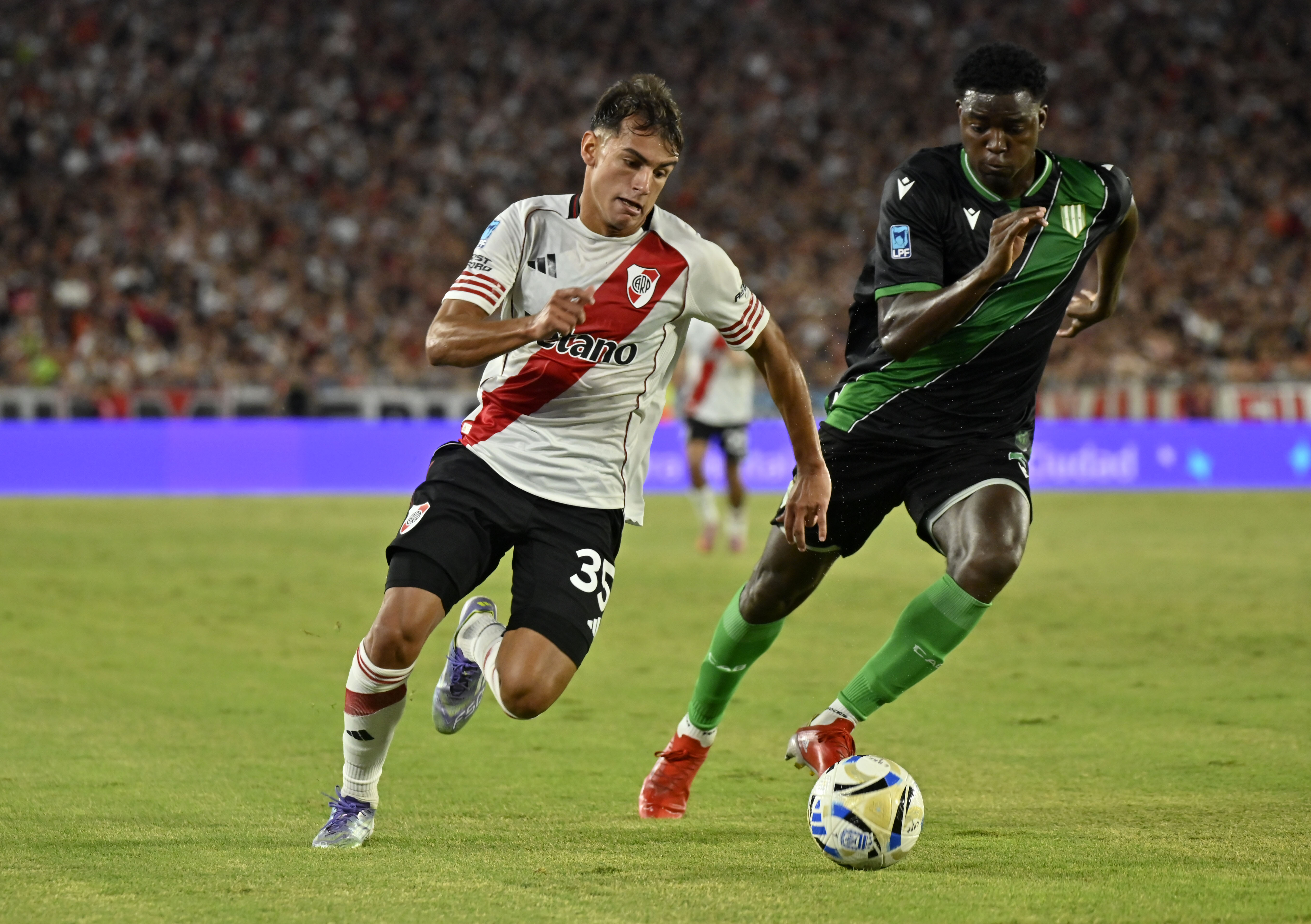 The "Muñeco" says goodbye to the Millonario bench against Banfield at the Monumental Stadium after stepping down due to poor team performance Buenos Aires, Argentina – February 26, 2026: River Plate player Joaquín Freitas (L) escapes wi...