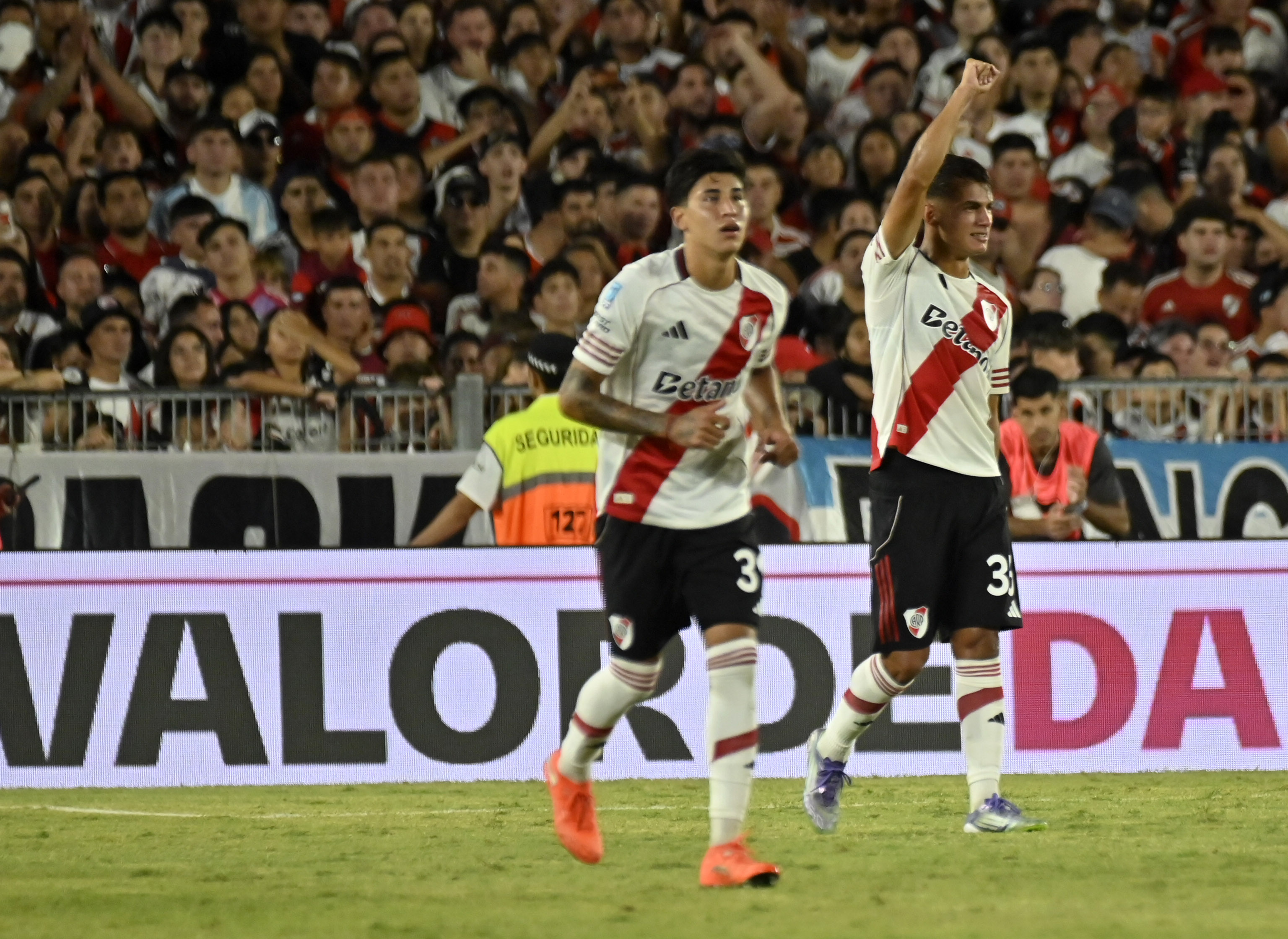 The "Muñeco" says goodbye to the Millonario bench against Banfield at the Monumental Stadium after stepping down due to poor team performance Buenos Aires, Argentina – February 26, 2026: The River Plate player Joaquín Freitas reacts aft...