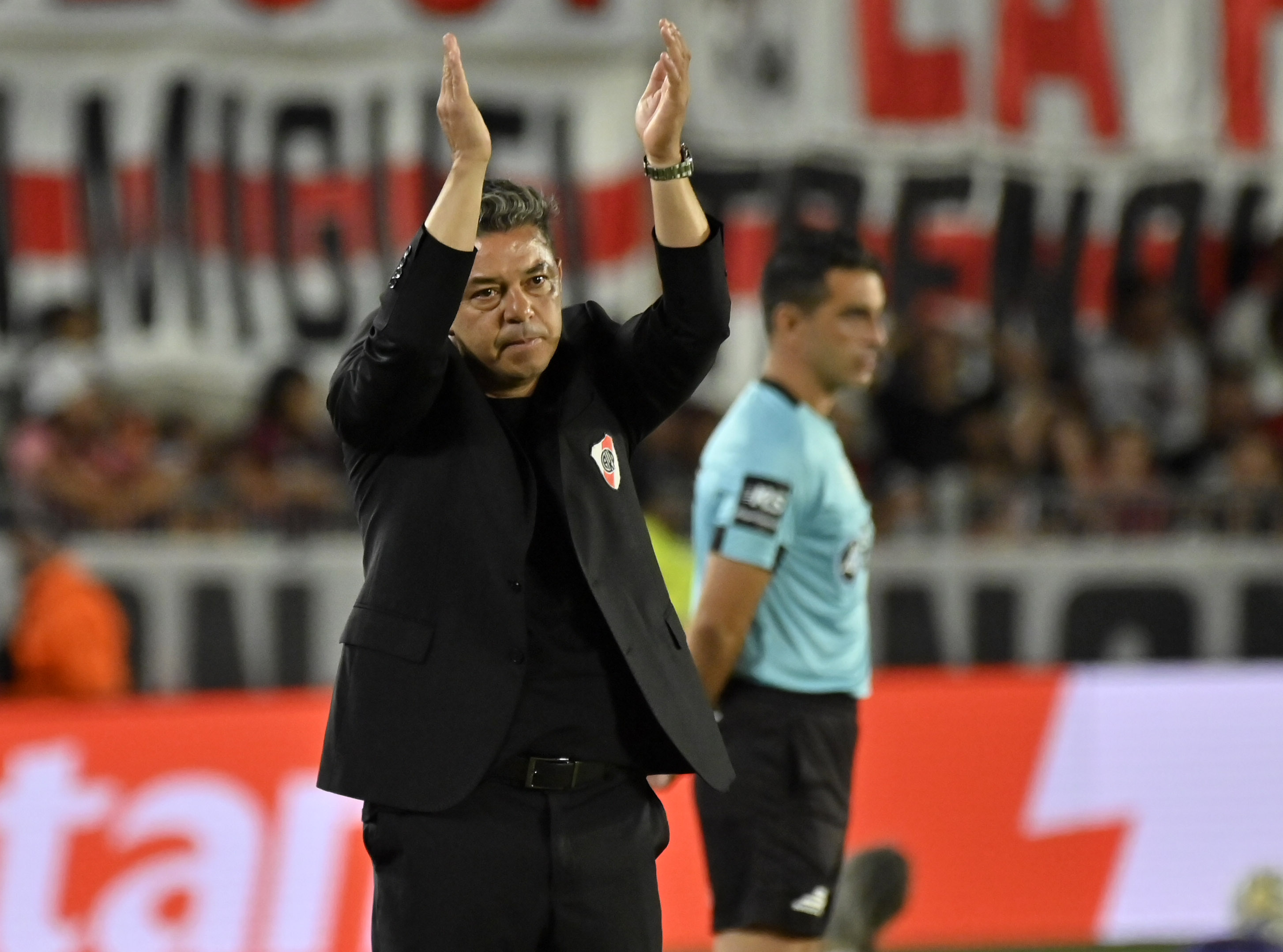 The "Muñeco" says goodbye to the Millonario bench against Banfield at the Monumental Stadium after stepping down due to poor team performance Buenos Aires, Argentina – February 26, 2026: The technical director of River Plate Marcelo Gall...
