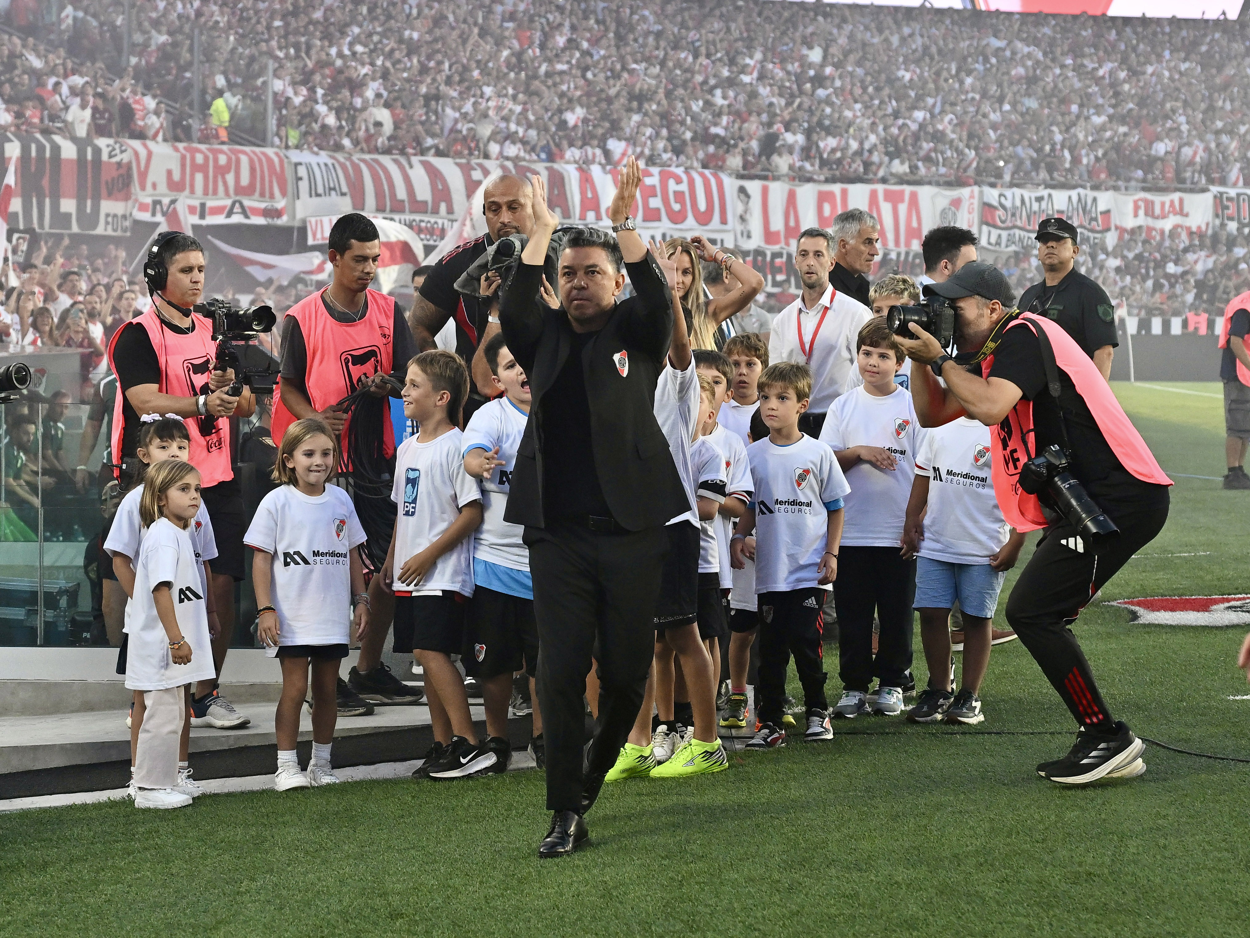 The "Muñeco" says goodbye to the Millonario bench against Banfield at the Monumental Stadium after stepping down due to poor team performance Buenos Aires, Argentina – February 26, 2026: The technical director of River Plate Marcelo Gall...