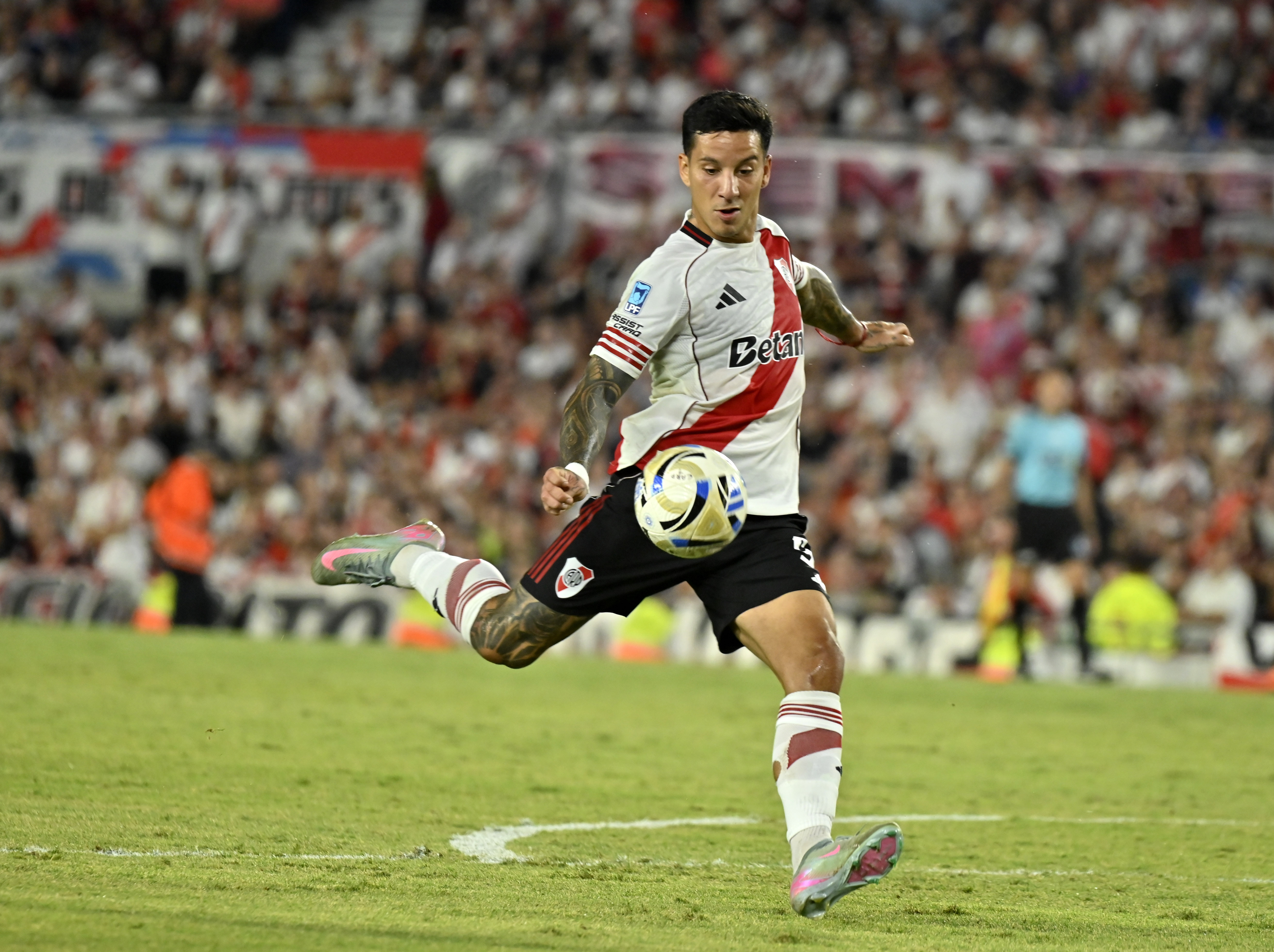 The "Muñeco" says goodbye to the Millonario bench against Banfield at the Monumental Stadium after stepping down due to poor team performance Buenos Aires, Argentina – February 26, 2026: River Plate player Sebastián Driussi hits the bal...