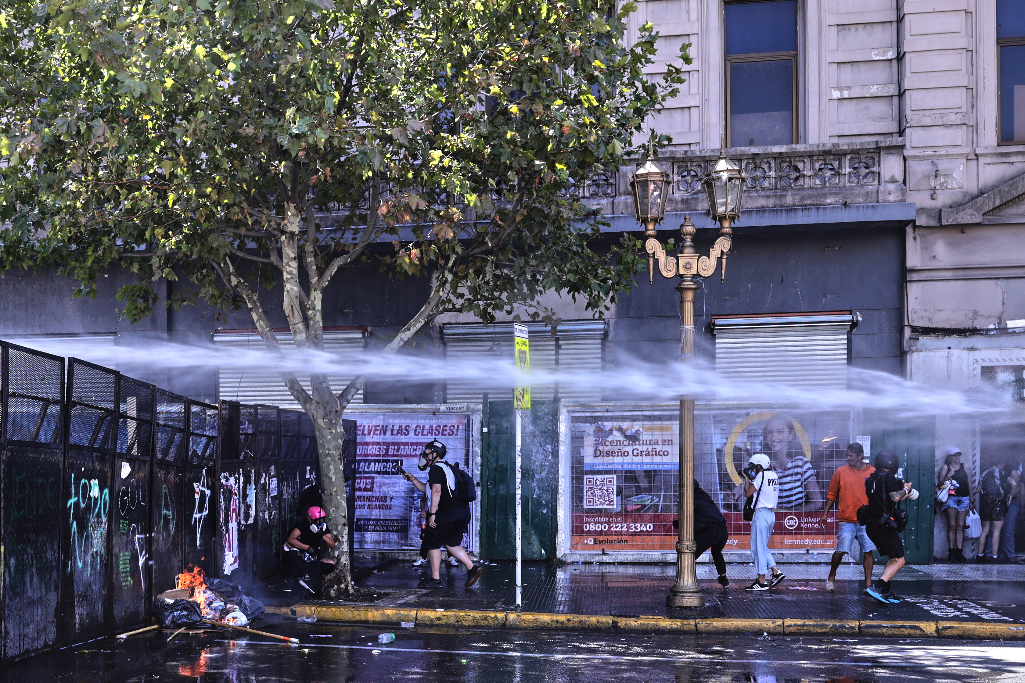 In a marathon session, the age of criminal responsibility was lowered to 14, alongside the glacier law and labor reform amid protests Buenos Aires, Argentina – February 27, 2026: The Argentine Congress approved a legislative pack...