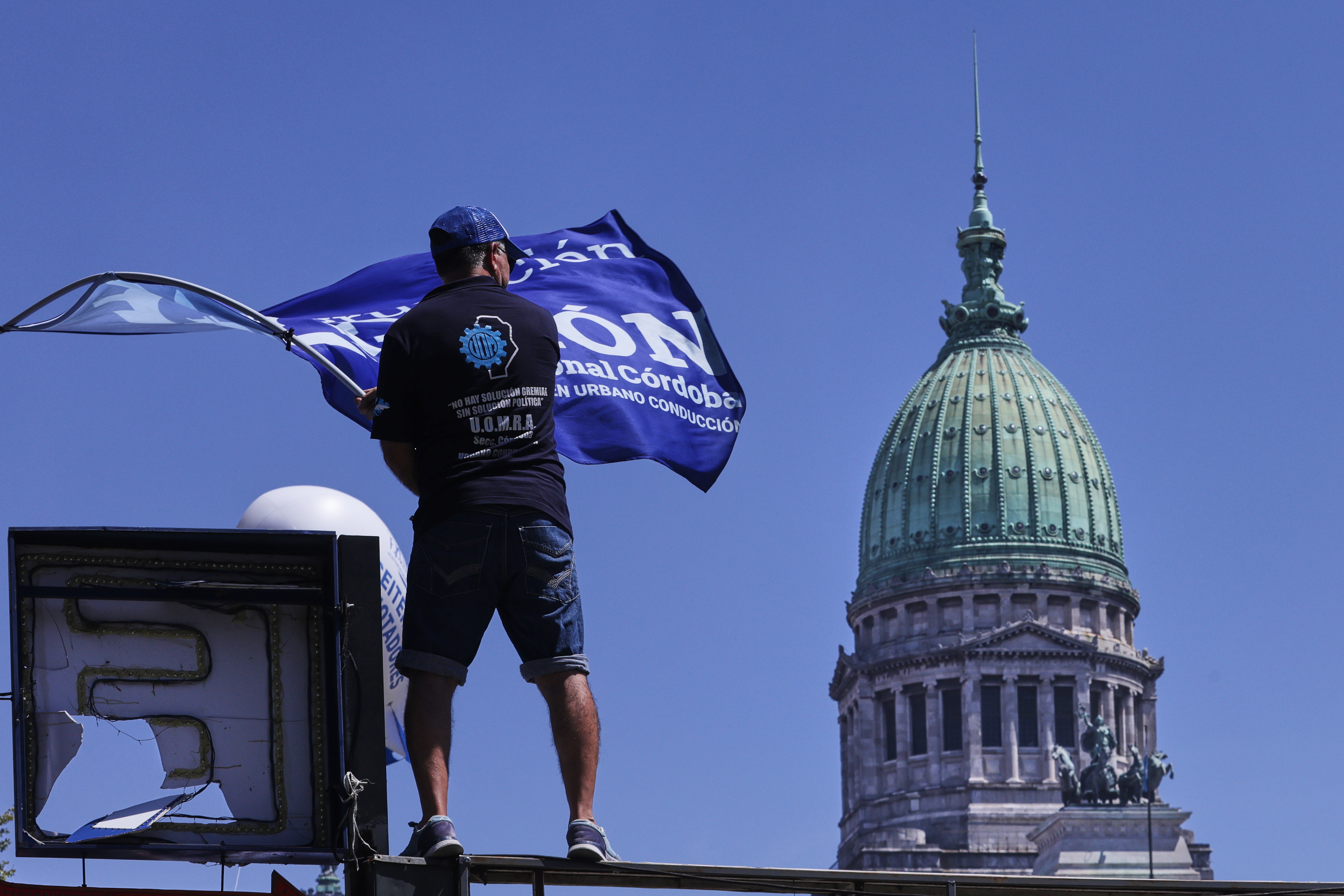 In a marathon session, the age of criminal responsibility was lowered to 14, alongside the glacier law and labor reform amid protests Buenos Aires, Argentina – February 27, 2026: The Argentine Congress approved a legislative pack...