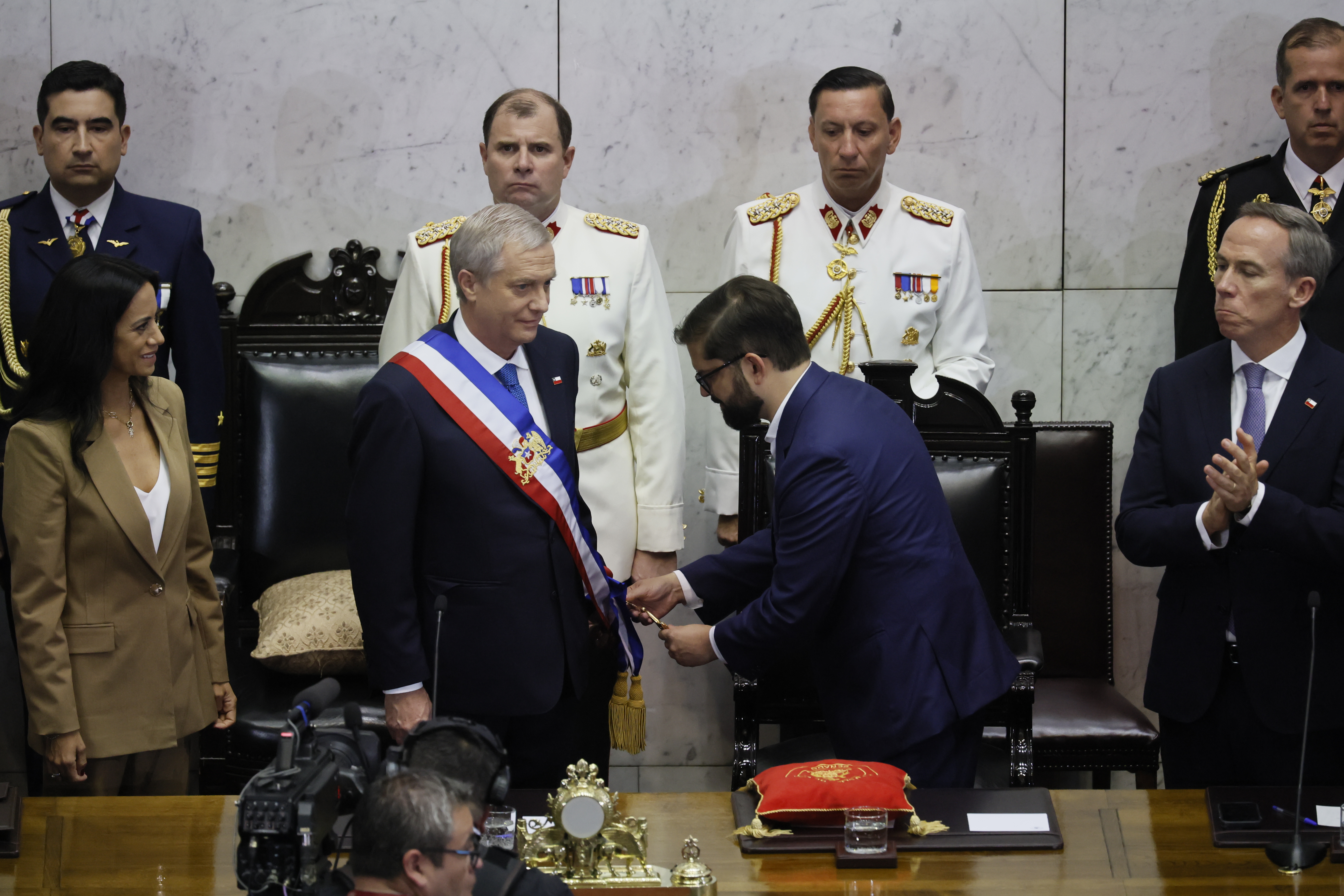 In a historic ceremony at the National Congress in Valparaíso, the outgoing leader transferred the presidential sash to the new President of Chile Chile-Gabriel Boric hands over power to José Antonio Kast In a historic ceremony at the National Congress in Valparaíso, the outgoing leader transferred the presidential sash to the new President of Chile Valparaiso, Chile – March 11, 2026: President Gabriel Boric and President-elect José Antonio Kast during the Change of Command ceremony at the National Congress Hall of Honor. The event marks the beginning of Kast's term following his electoral victory, signaling a new political era for the Republic of Chile. (Photo: Sebastian Cisternas/Aton/UNAR AGENCY)