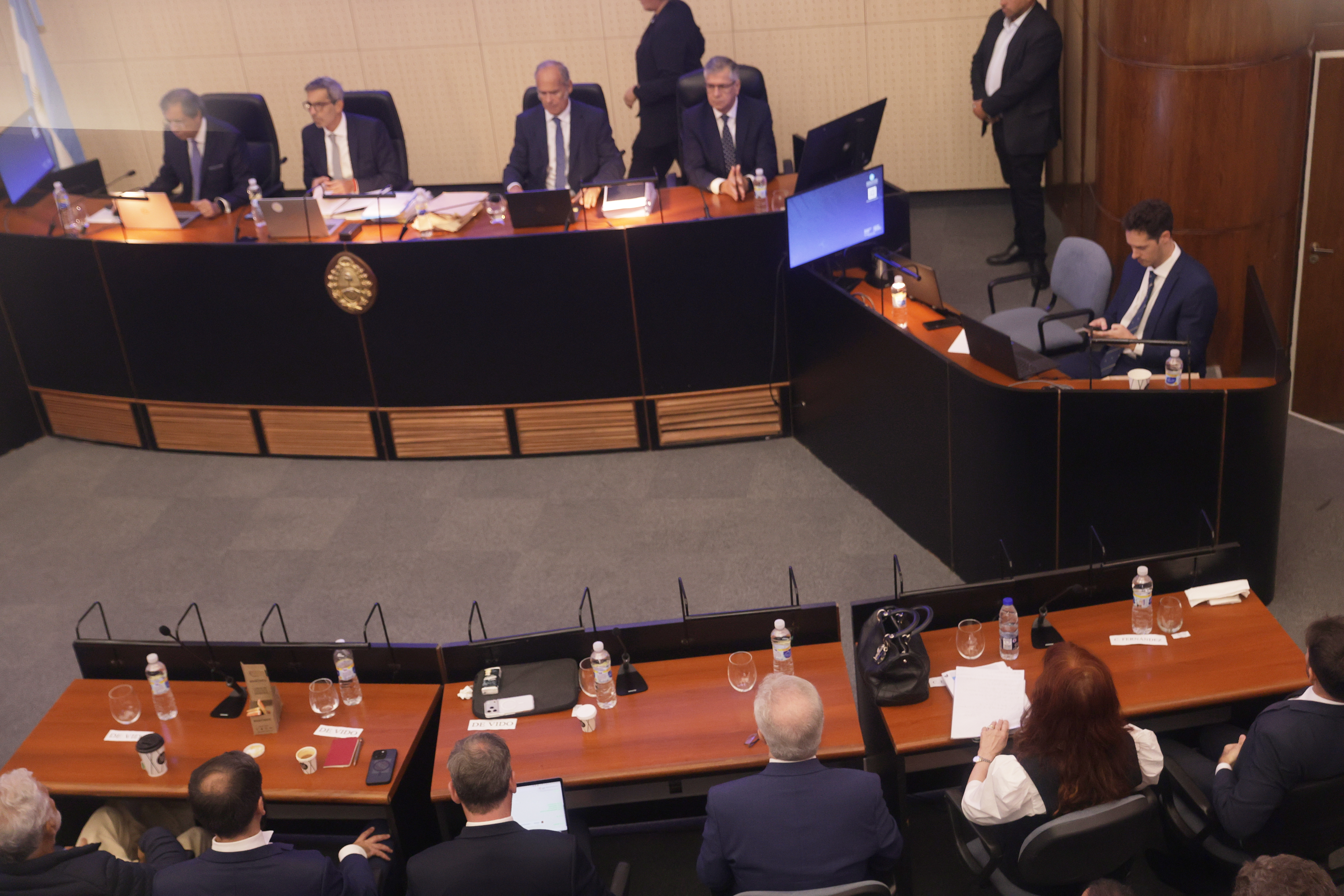 The former president, currently under house arrest, leads a round of testimonies involving former officials and business executives ARGENTINA-Cristina Kirchner testifies at Comodoro Py in «Corruption Notebooks» case The former president, currently under house arrest, leads a round of testimonies involving former officials and business executives Buenos Aires, Argentina – March 17, 2026: Former President Cristina Kirchner arrived at the Comodoro Py federal courthouse to testify before Federal Oral Court 7. In the "Corruption Notebooks" case, the former leader faces charges of leading a criminal association and receiving bribes related to public works contracts. (Photo: UNAR AGENCY)