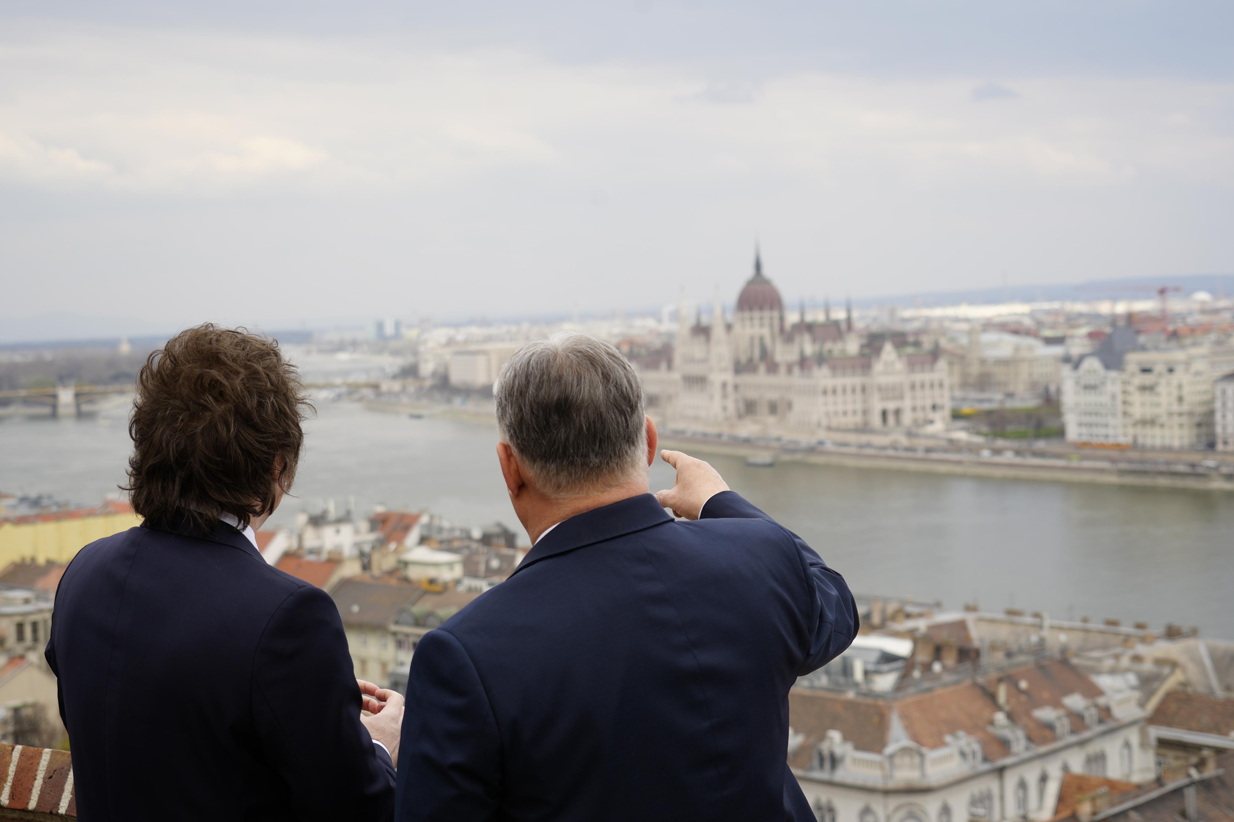El presidente argentino fue recibido por el Primer Ministro húngaro en el Monasterio Carmelita para discutir una agenda de valores comunes y comercio HUNGRIA-Javier Milei y Viktor Orbán refuerzan la alianza conservadora en Budapest El presidente argentino fue recibido por el Primer Ministro húngaro en el Monasterio Carmelita para discutir una agenda de valores comunes y comercio Budapest, Hungría – 21 de marzo, 2026: El presidente Javier Milei se reunió con el Primer Ministro Viktor Orbán en el Monasterio Carmelita de Buda. El encuentro oficial se centró en fortalecer los lazos diplomáticos, la cooperación económica y la consolidación de una agenda política basada en los valores occidentales y la libertad. (Foto: Presidencia/ Via UNAR AGENCY)