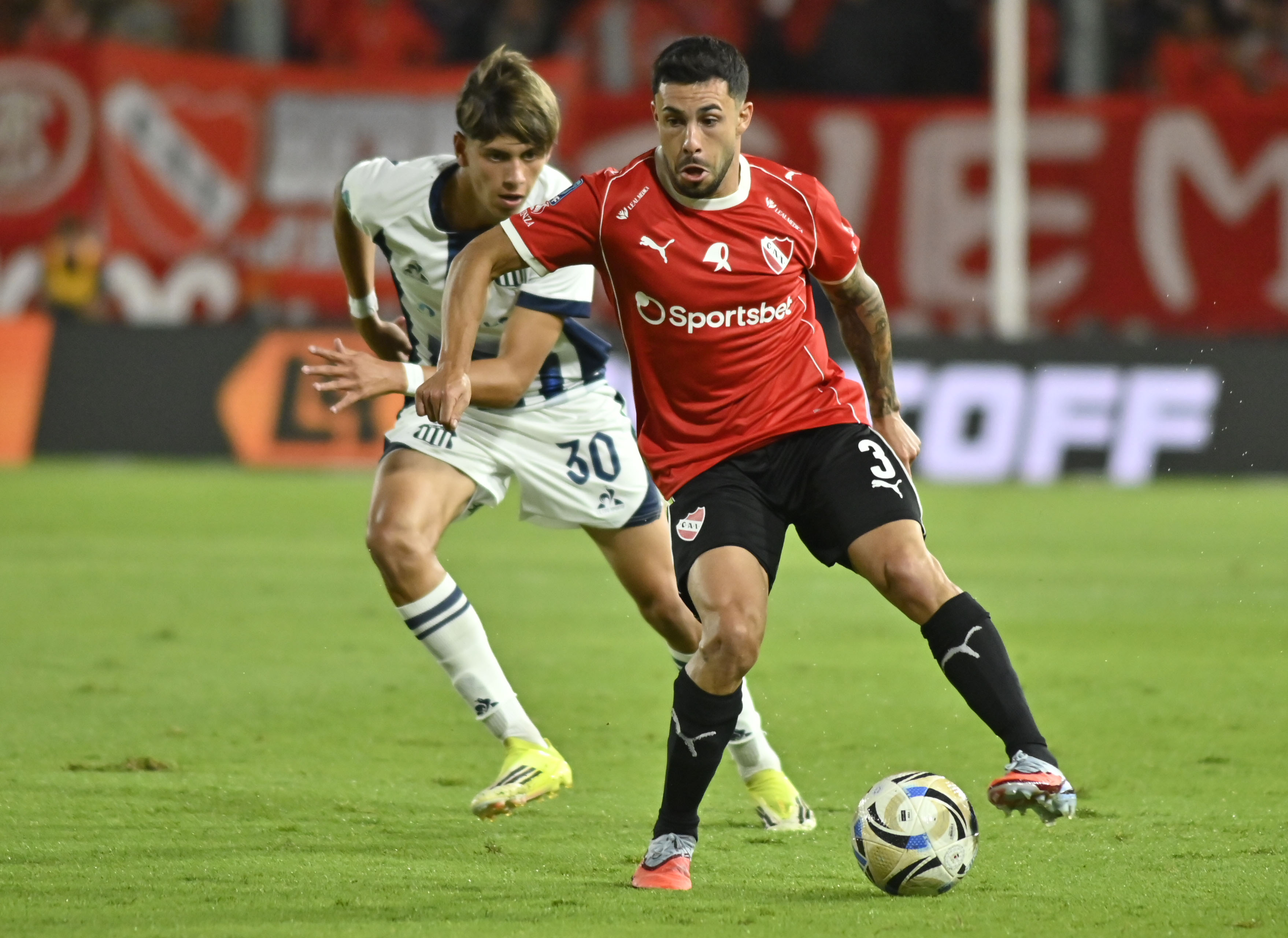 The Cordoba-based side beat "El Rojo" at the Libertadores de America Stadium to climb the 2026 Apertura Tournament standings ARGENTINA-Independiente vs Talleres The Cordoba-based side beat "El Rojo" at the Libertadores de America Stadium to climb the 2026 Apertura Tournament standings Avellaneda, Argentina – March 21, 2026: Milton Valenzuela of Independiente control a ball against Giovanni Barone. Talleres de Cordoba defeated Independiente at the Libertadores de America - Ricardo Enrique Bochini Stadium. With a solid tactical approach, the visiting team secured all three points in Avellaneda, deepening the home side's performance crisis before its fans. (Photo: Stringer/UNAR AGENCY) Foto: FOTOBAIRES Fecha 12 Torneo Apertura Liga Profesional.