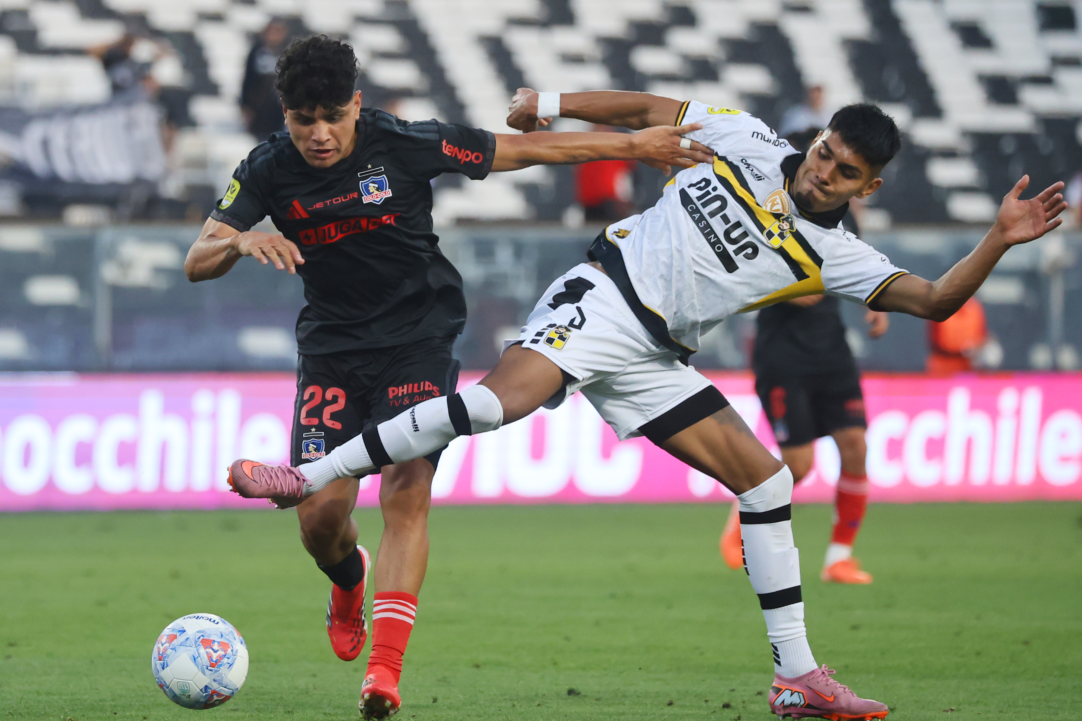 The "Cacique" hosted the "Piratas" at the Monumental Stadium aiming to consolidate their form in the 2026 National Championship CHILE: Colo Colo vs Coqumbo The "Cacique" hosted the "Piratas" at the Monumental Stadium aiming to consolidate their form in the 2026 National Championship Santiago, Chile - March 21, 26: Colo Colo vs Coquimbo Unido
Group stage, Copa de la Liga 2026.
Colo Colo’s player Claudio Aquino, left, vies for the ball against Dylan Escobar of Coquimbo Unido during the copa de la liga match for group A at the Monumental stadium in Santiago, Chile.
21/03/2026
Jonnathan Oyarzun/Photosport/UNAR AGENCY