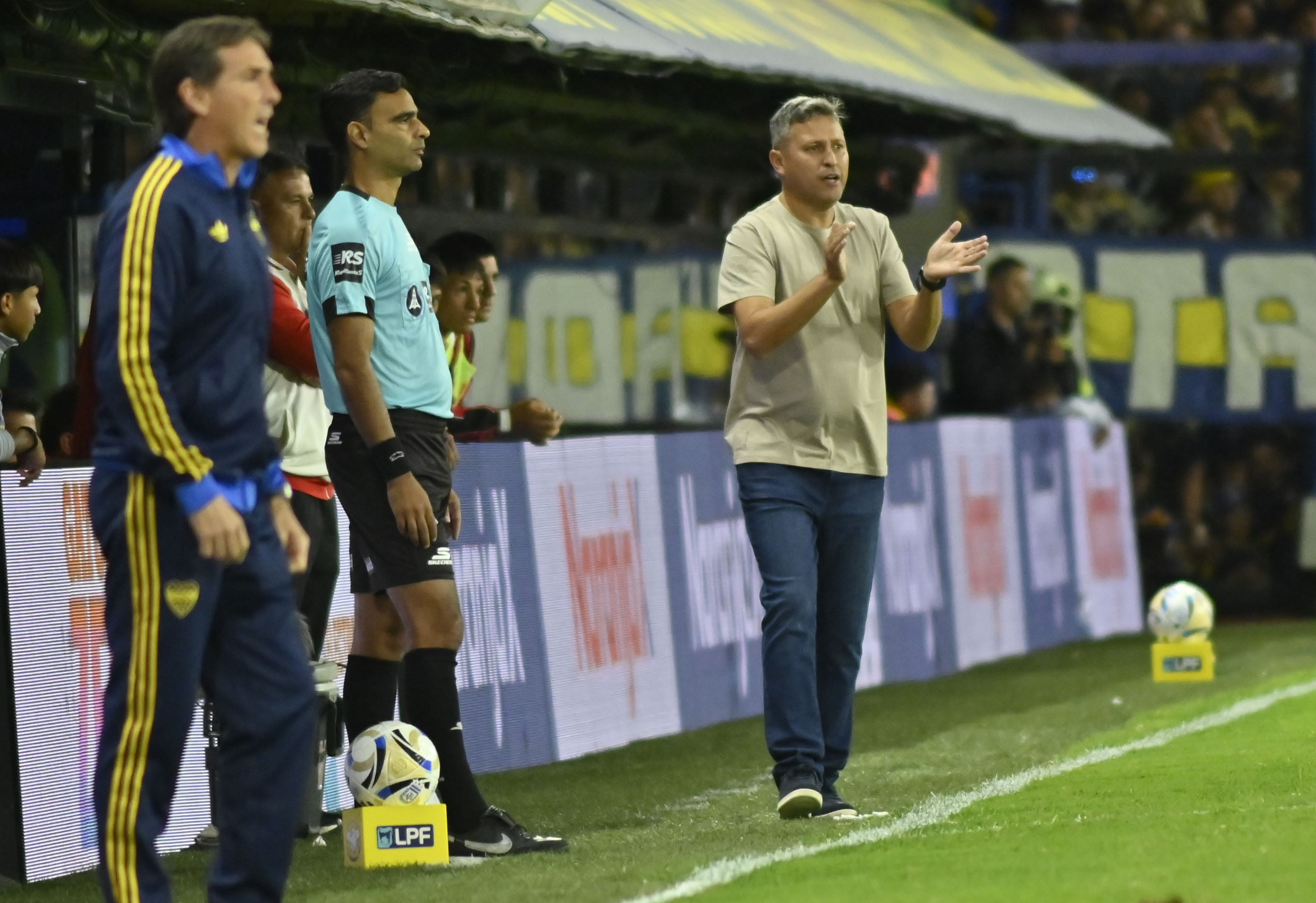 The "Xeneize" defeated "La Gloria" 2-0 with goals from Tomas Aranda and Adam Bareiro, breaking a four-match winless streak at home ARGENTINA-BOCA JRS VS INSTITUTO The "Xeneize" defeated "La Gloria" 2-0 with goals from Tomas Aranda and Adam Bareiro, breaking a four-match winless streak at home Buenos Aires, Argentina – March 22, 2026: Claudio Úbeda, Boca Junior’s Technical Director. Adam Bareiro celebrates his goal. Boca Juniors defeated Instituto 2-0 at the Alberto J. Armando Stadium. Youth player Tomas Aranda celebrated his first professional goal and Adam Bareiro secured the win. The downside was the injury of goalkeeper Agustin Marchesin, on an afternoon when the home team reunited with victory. (Photo: Stringer/UNAR AGENCY)