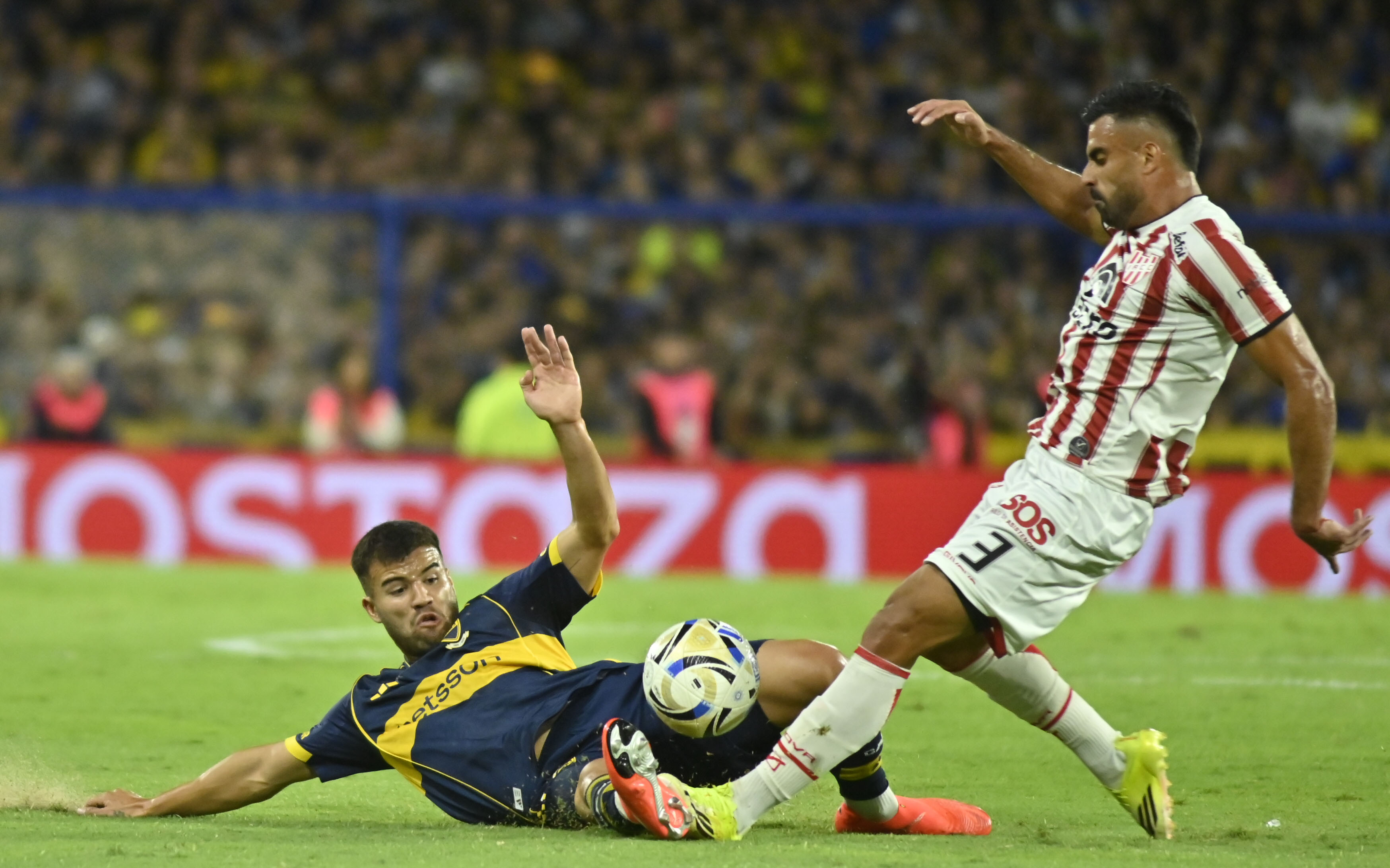 The "Xeneize" defeated "La Gloria" 2-0 with goals from Tomas Aranda and Adam Bareiro, breaking a four-match winless streak at home ARGENTINA-BOCA JRS VS INSTITUTO The "Xeneize" defeated "La Gloria" 2-0 with goals from Tomas Aranda and Adam Bareiro, breaking a four-match winless streak at home Buenos Aires, Argentina – March 22, 2026: Marcelo Weigandt (L) of Boca Juniors against Diego Sosa (R) of instituto. Boca Juniors defeated Instituto 2-0 at the Alberto J. Armando Stadium. Youth player Tomas Aranda celebrated his first professional goal and Adam Bareiro secured the win. The downside was the injury of goalkeeper Agustin Marchesin, on an afternoon when the home team reunited with victory. (Photo: Stringer/UNAR AGENCY)