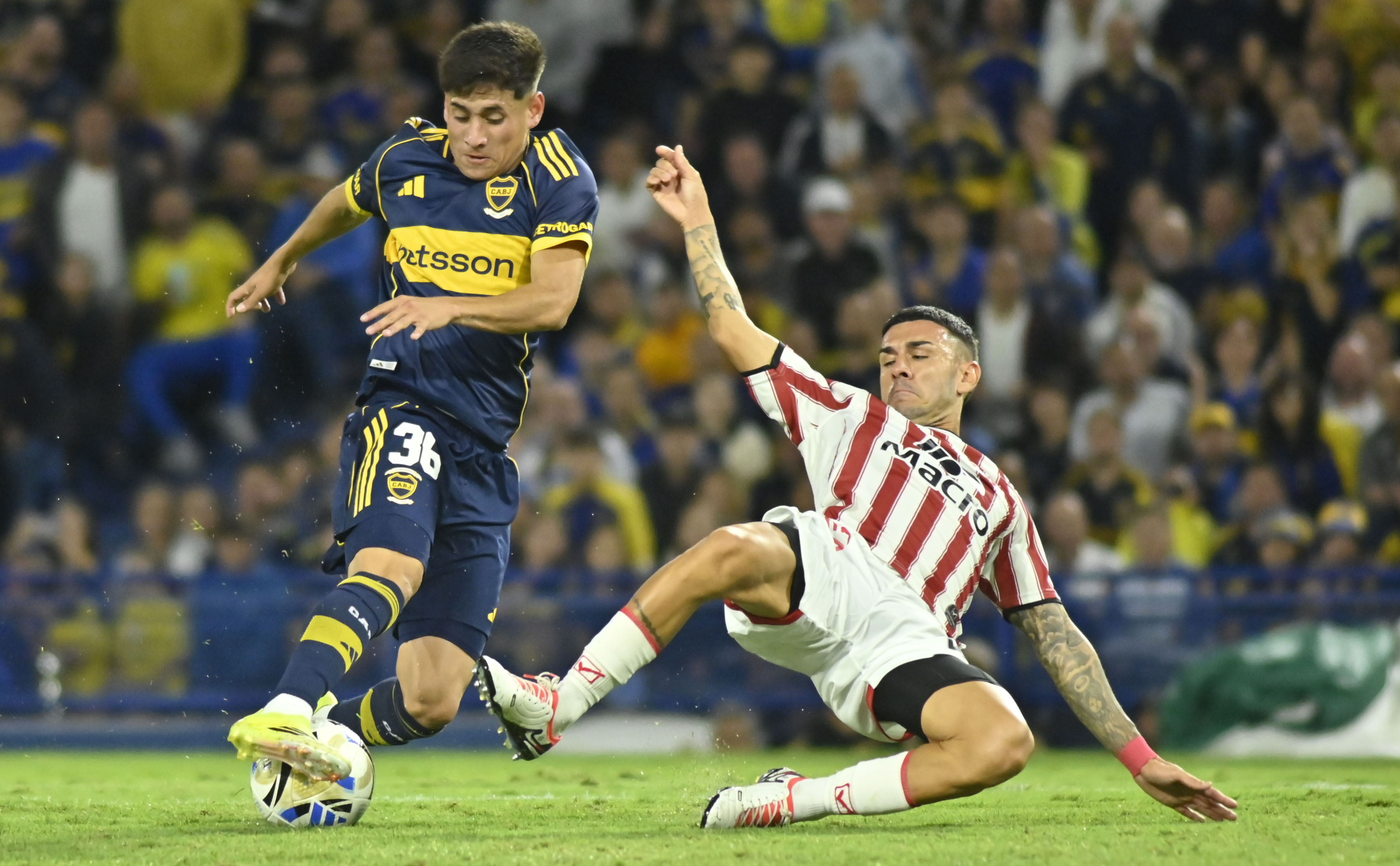 The "Xeneize" defeated "La Gloria" 2-0 with goals from Tomas Aranda and Adam Bareiro, breaking a four-match winless streak at home ARGENTINA-BOCA JRS VS INSTITUTO The "Xeneize" defeated "La Gloria" 2-0 with goals from Tomas Aranda and Adam Bareiro, breaking a four-match winless streak at home Buenos Aires, Argentina – March 22, 2026: Tomás Aranda of Boca juniors control a ball. Boca Juniors defeated Instituto 2-0 at the Alberto J. Armando Stadium. Youth player Tomas Aranda celebrated his first professional goal and Adam Bareiro secured the win. The downside was the injury of goalkeeper Agustin Marchesin, on an afternoon when the home team reunited with victory. (Photo: Stringer/UNAR AGENCY)