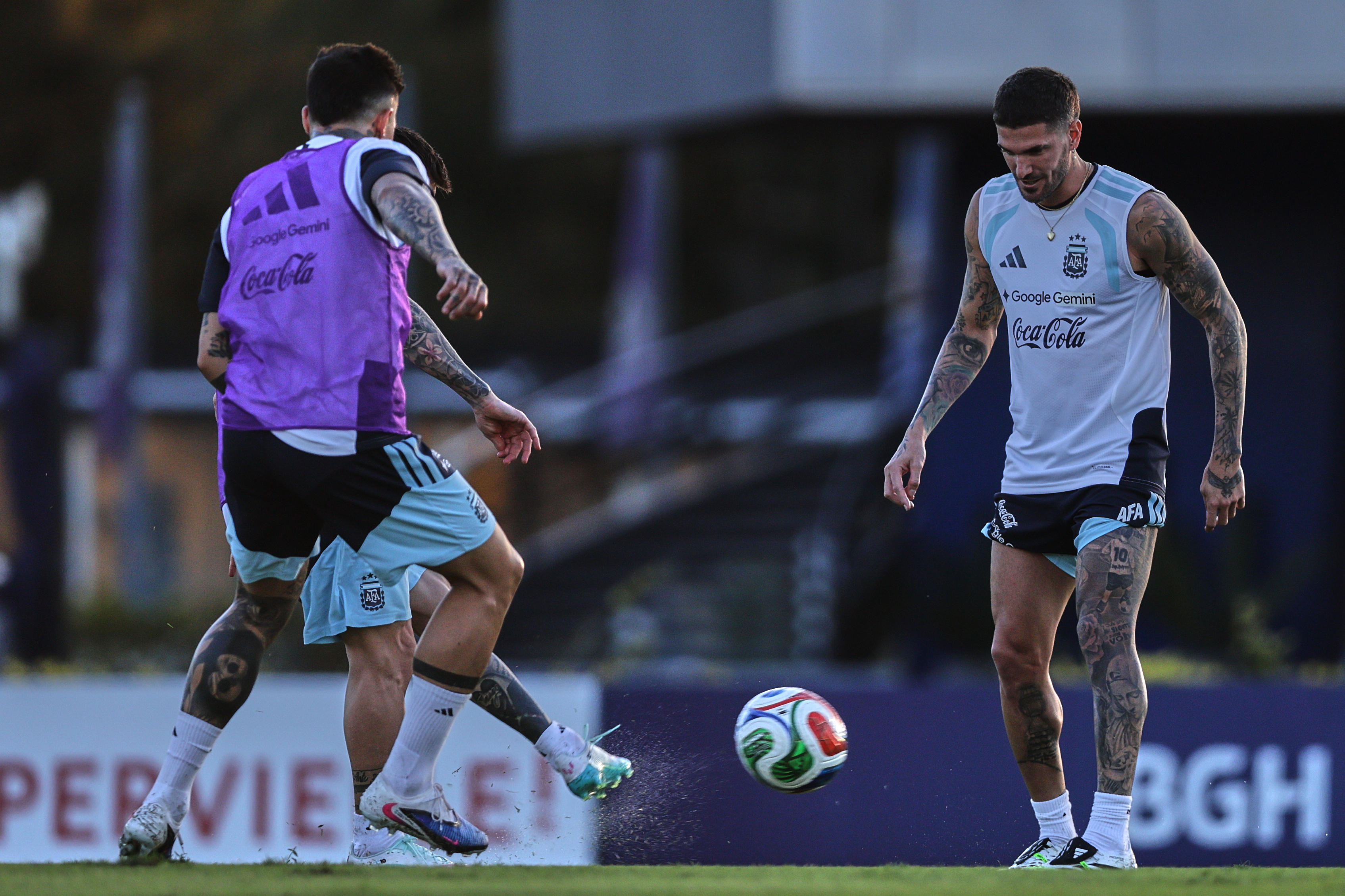 With a full squad under Scaloni's guidance, the world champions held an open practice session at the Lionel Messi training facility ARGENTINA-Argentine team training With a full squad under Scaloni's guidance, the world champions held an open practice session at the Lionel Messi training facility Buenos Aires, Argentina – May 25, 2026: Argentine national football team players participated in an open training session before their friendly match against Mauritania. At the Ezeiza facilities, the squad focused on tactical and physical drills with all stars present, marking a key day of international preparation. (Photo: Adan Gonzalez/UNAR AGENCY)Buenos Aires, Argentina – May 25, 2026:Rodrigo de Paul during the training. Argentine national football team players participated in an open training session before their friendly match against Mauritania. At the Ezeiza facilities, the squad focused on tactical and physical drills with all stars present, marking a key day of international preparation. (Photo: Adan Gonzalez/UNAR AGENCY)