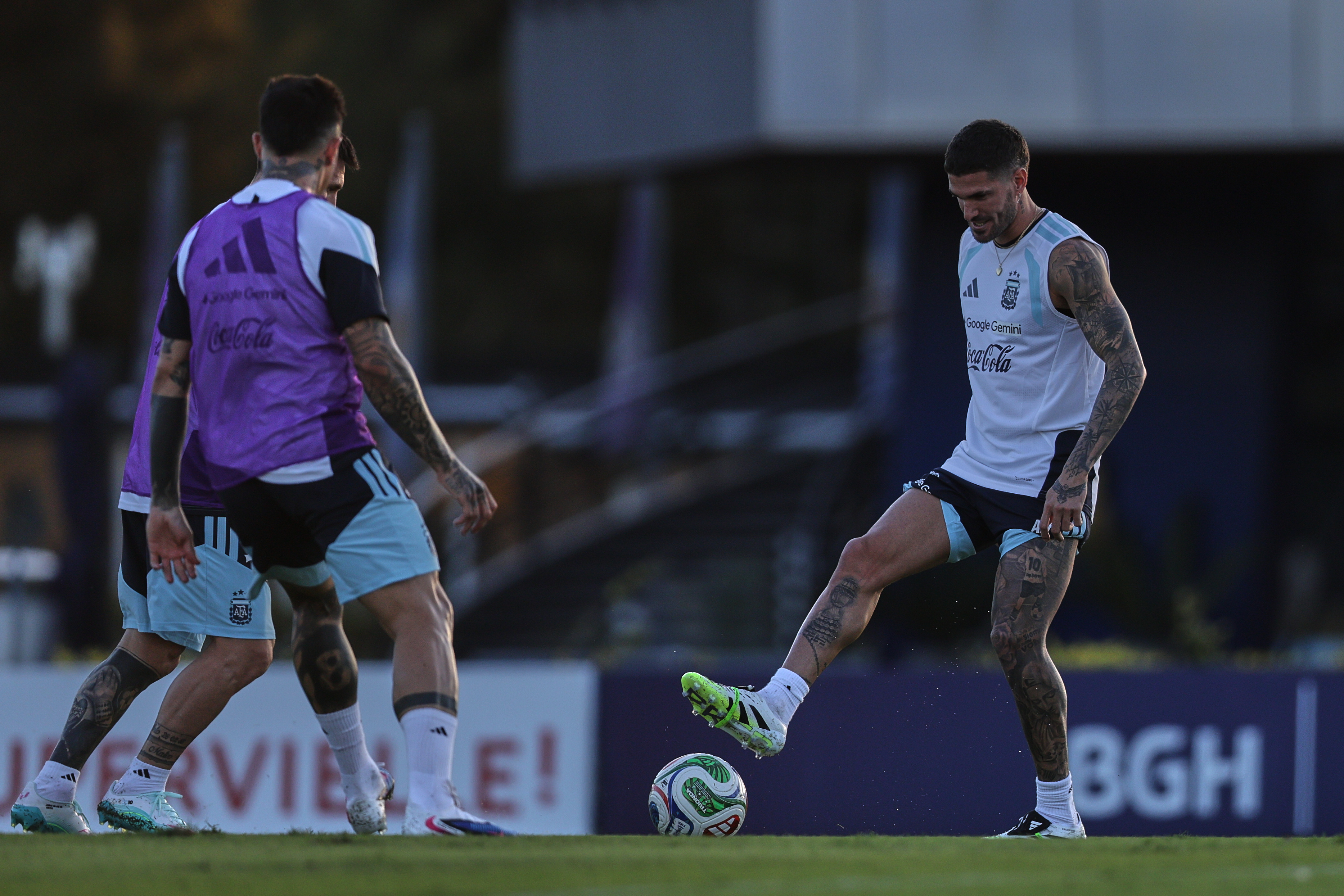 With a full squad under Scaloni's guidance, the world champions held an open practice session at the Lionel Messi training facility ARGENTINA-Argentine team training With a full squad under Scaloni's guidance, the world champions held an open practice session at the Lionel Messi training facility Buenos Aires, Argentina – May 25, 2026: Argentine national football team players participated in an open training session before their friendly match against Mauritania. At the Ezeiza facilities, the squad focused on tactical and physical drills with all stars present, marking a key day of international preparation. (Photo: Adan Gonzalez/UNAR AGENCY)Buenos Aires, Argentina – May 25, 2026:Rodrigo de Paul during the training. Argentine national football team players participated in an open training session before their friendly match against Mauritania. At the Ezeiza facilities, the squad focused on tactical and physical drills with all stars present, marking a key day of international preparation. (Photo: Adan Gonzalez/UNAR AGENCY)