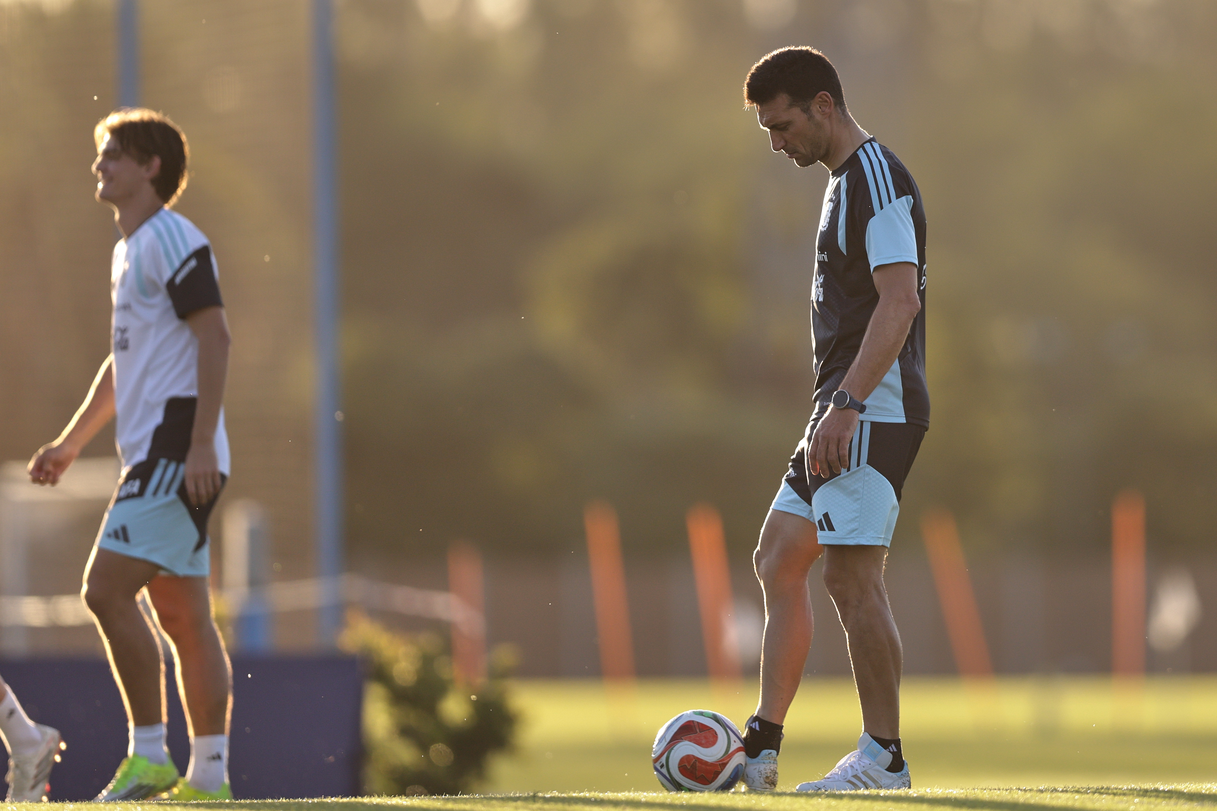 With a full squad under Scaloni's guidance, the world champions held an open practice session at the Lionel Messi training facility ARGENTINA-Argentine team training With a full squad under Scaloni's guidance, the world champions held an open practice session at the Lionel Messi training facility Buenos Aires, Argentina – May 25, 2026: Argentine national football team players participated in an open training session before their friendly match against Mauritania. At the Ezeiza facilities, the squad focused on tactical and physical drills with all stars present, marking a key day of international preparation. (Photo: Adan Gonzalez/UNAR AGENCY)