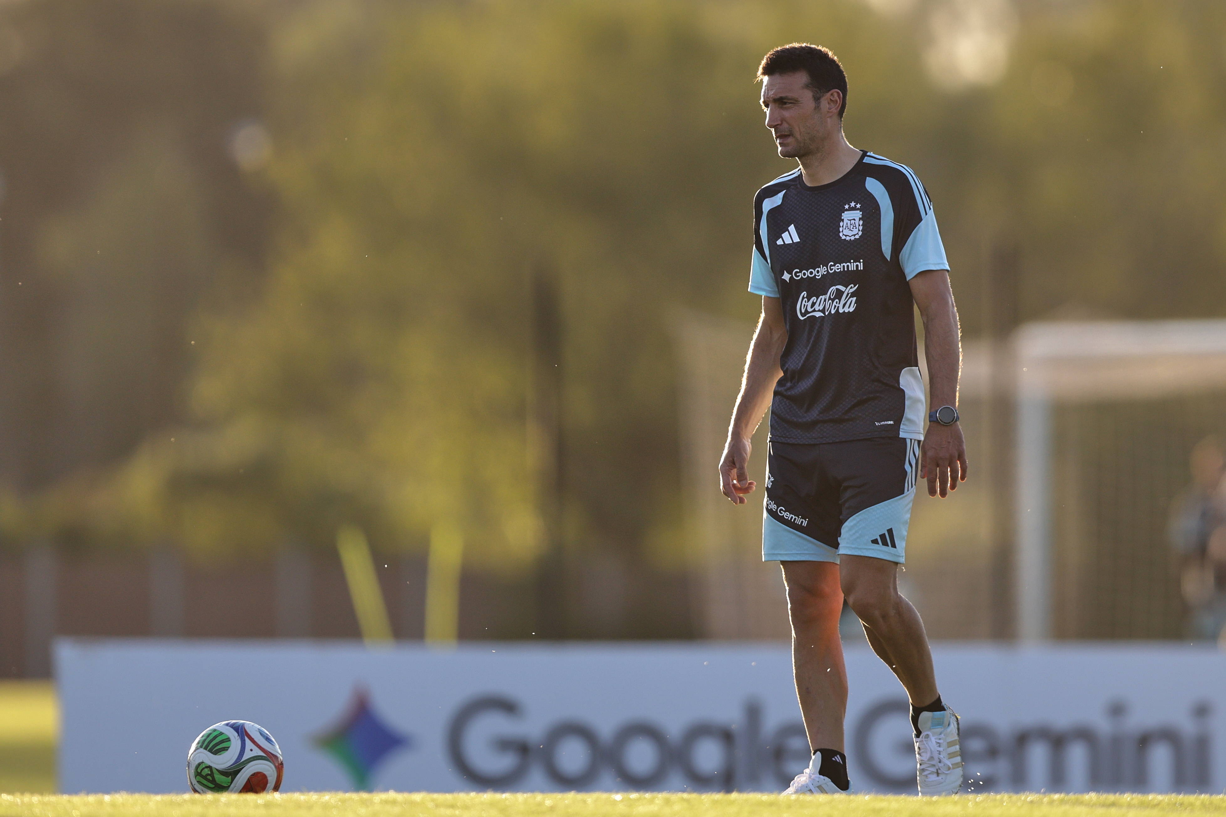 With a full squad under Scaloni's guidance, the world champions held an open practice session at the Lionel Messi training facility ARGENTINA-Argentine team training With a full squad under Scaloni's guidance, the world champions held an open practice session at the Lionel Messi training facility Buenos Aires, Argentina – May 25, 2026: Argentine national football team players participated in an open training session before their friendly match against Mauritania. At the Ezeiza facilities, the squad focused on tactical and physical drills with all stars present, marking a key day of international preparation. (Photo: Adan Gonzalez/UNAR AGENCY)