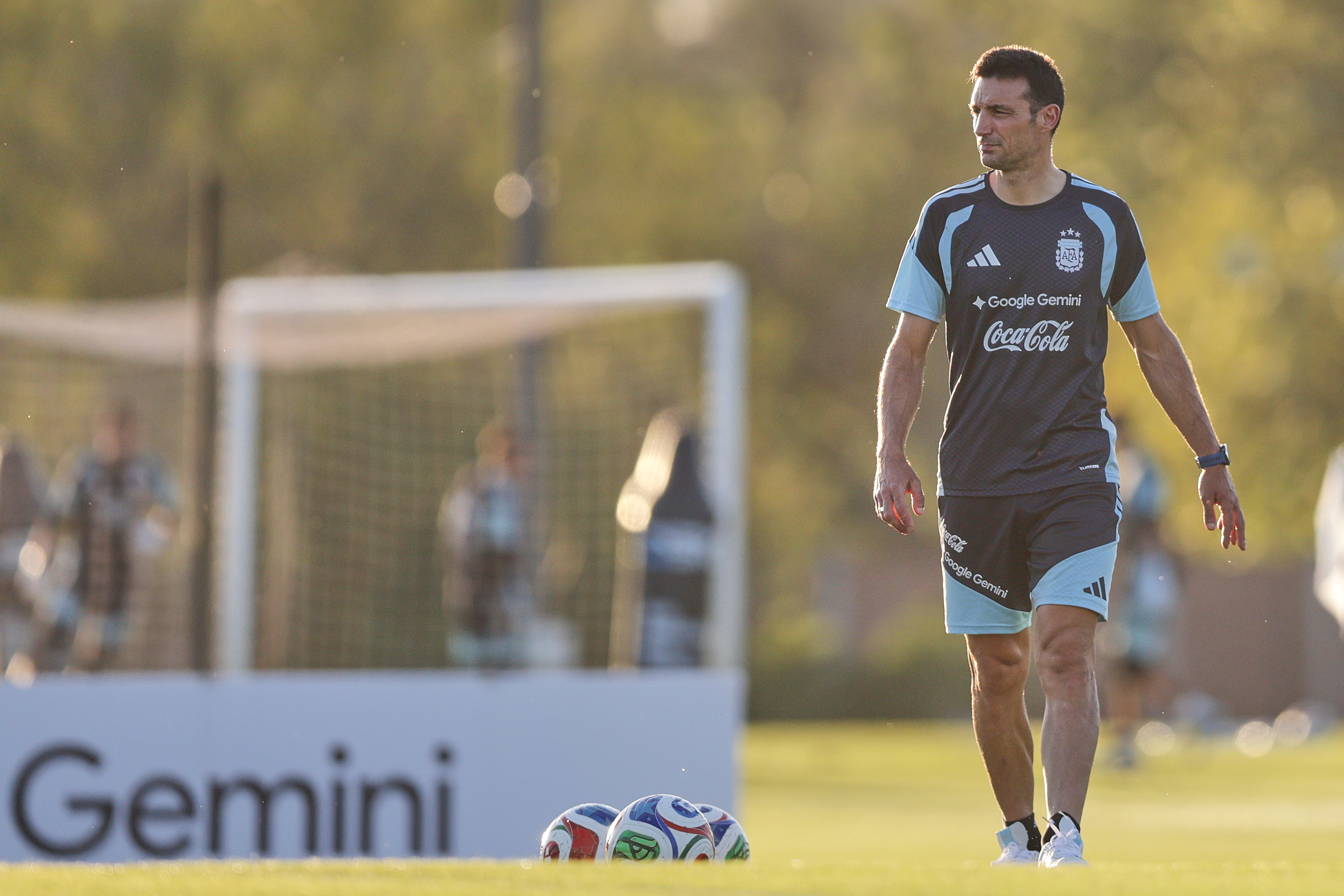 With a full squad under Scaloni's guidance, the world champions held an open practice session at the Lionel Messi training facility ARGENTINA-Argentine team training With a full squad under Scaloni's guidance, the world champions held an open practice session at the Lionel Messi training facility Buenos Aires, Argentina – May 25, 2026: Argentine national football team players participated in an open training session before their friendly match against Mauritania. At the Ezeiza facilities, the squad focused on tactical and physical drills with all stars present, marking a key day of international preparation. (Photo: Adan Gonzalez/UNAR AGENCY)